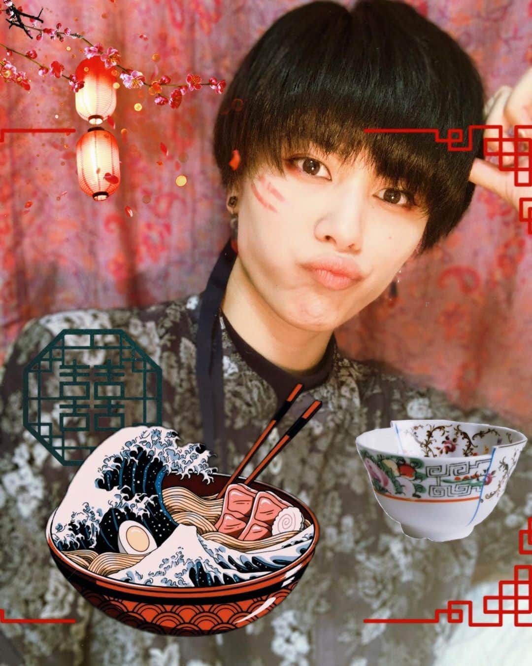 春川芽生のインスタグラム：「チャーイナチャイナもまだあるよ🍥🍥 最近無意識に旅動画めっちゃみちゃう。笑 食べ歩きとかちょうちょうしたい。 写真ロケもはやくしたいなぁ〜〜 . . . . . . #チャイナ#創作#cos#中性」