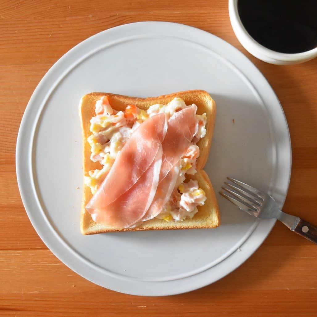 山崎佳のインスタグラム：「Today’s breakfast. 昨夜の残りのポテサラと、中途半端に残ってた生ハム。」