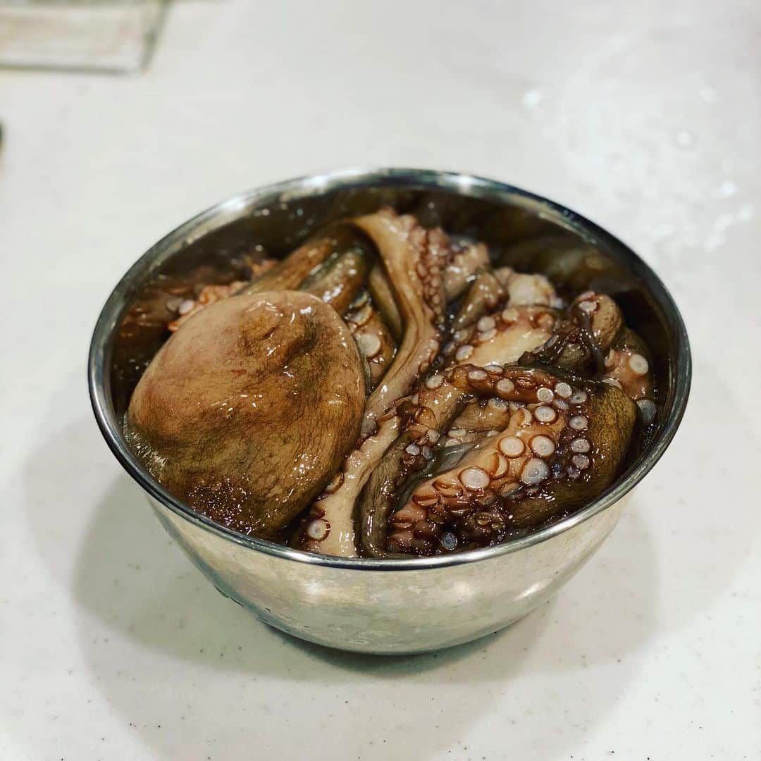 山縣亮太さんのインスタグラム写真 - (山縣亮太Instagram)「以前明石のハマチ釣りでお世話になった釣り兄貴から、明石の蛸がたくさん届きました。ささやかな夢だった蛸丸々1匹使ったおでんにしました。いつもありがとうございます✨🐙→→　@wadageruge  #蛸　#料理　#蛸料理」7月28日 23時54分 - y.ryo34