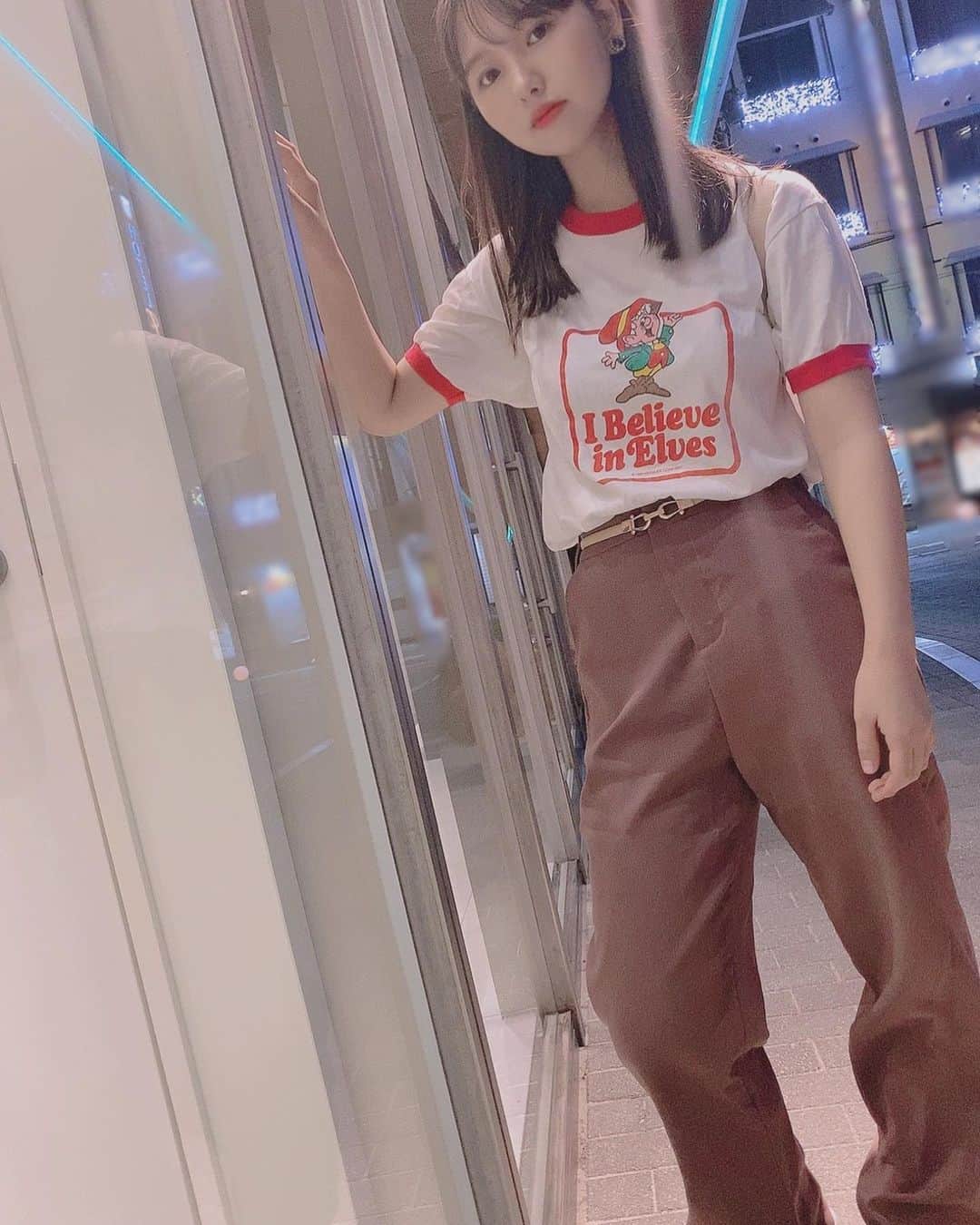 本郷柚巴のインスタグラム：「梅雨明けして欲しいけど その後の暑さの恐怖🌞 ・ ・ ・ でもそれが夏だから ・ ・ ・ 幸せ楽しもう🐳 ・ ・ ・ 1983年に製造されたアメリカで有名なお菓子メーカー（クラッカー、クッキー）アメリカっぽい笑KEEBLER companyのTシャツ🤍  お菓子の妖精みたい。きゅん💕 この子のキャラクターのお名前は… 《Erine》アーニーさん ・ ・ #nmb48  #本郷柚巴 #ほんごうゆずは  #古着好き #古着コーデ #豆知識 #古着ファッション #古着巡り  #tshirt #vintage #cute #KEEBLER」