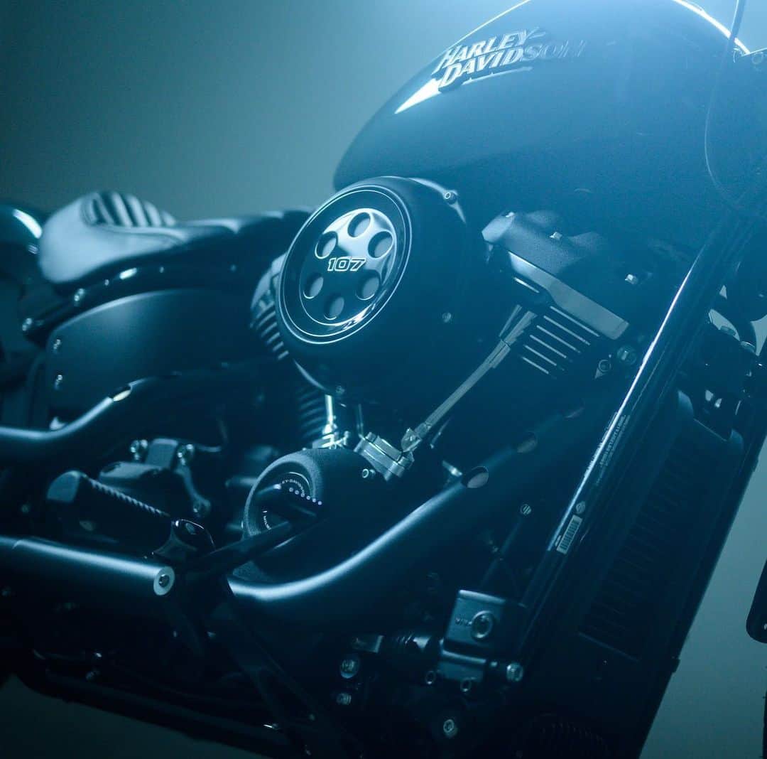 Harley-Davidson Japanさんのインスタグラム写真 - (Harley-Davidson JapanInstagram)「明け方の愉悦。#ハーレー #harley #ハーレーダビッドソン #harleydavidson #バイク #bike #オートバイ #motorcycle #ストリートボブ #streetbob #fxbb #ソフテイル #softail #エンジン #engine #ガレージ #garage #2020 #自由 #freedom」7月29日 0時05分 - harleydavidsonjapan