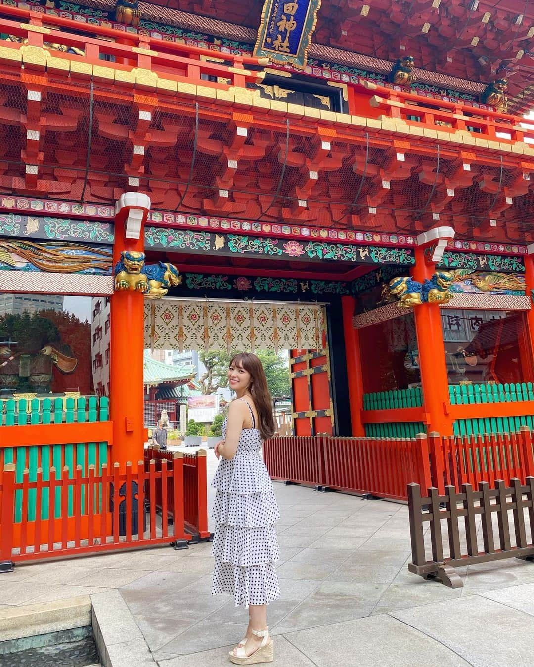 岩根沙恵子?さえみるさんのインスタグラム写真 - (岩根沙恵子?さえみるInstagram)「⛩ふらっと神社へ御参りへ❤︎ 有名な【神田明神】•••💓 はあ〜ため息が出るほど立派な神門😭💖 . ほんとうに気持ちよかったあ🥺 さすが、パワースポット✨💡☘ また近々ゆっくり行きたいなあ♡ その時は御朱印をいただこう💋 . 着ているワンピースは @mahhaplanet_official 💘 フリル、そしてAラインだし、女の子が好きな形♪ かわいくって丈もいい感じで重宝してます✌︎ 肩紐で長さの調節も出来るから身長低い方も大丈夫🥺👌 mahhaplanet はプチプラがたくさんあって、バリエーションも豊富なので是非チェックしてほしい🥺💖 ［骨格診断ストレート］の私も着られるAラインワンピースです！胸元がVなのもいいの•••また着よ♡ . そろそろ神社巡りしたいなあ💛 御朱印ほしい🥺 . #神田明神 #神田明神⛩ #御朱印ガール #八方除 #パワースポット神社 #パワースポット #近場旅行 #御朱印 #御朱印巡り #御朱印帳 #御朱印スタグラム #御朱印女子 #御朱印集め #gosyuin #gosyuinstagram #旅好き女子 #empathytrip #御参り #御朱印集めてる人と繋がりたい #神田カフェ #カフェマスマス #神田明神カフェ #和風カフェ #神社好きな人と繋がりたい #神社めぐり #神社参拝 #じんじゃ #パワースポット #パワースポット神社 #パワースポット巡り #zara女 #プチプラコーデ」7月28日 23時59分 - saemiltiii