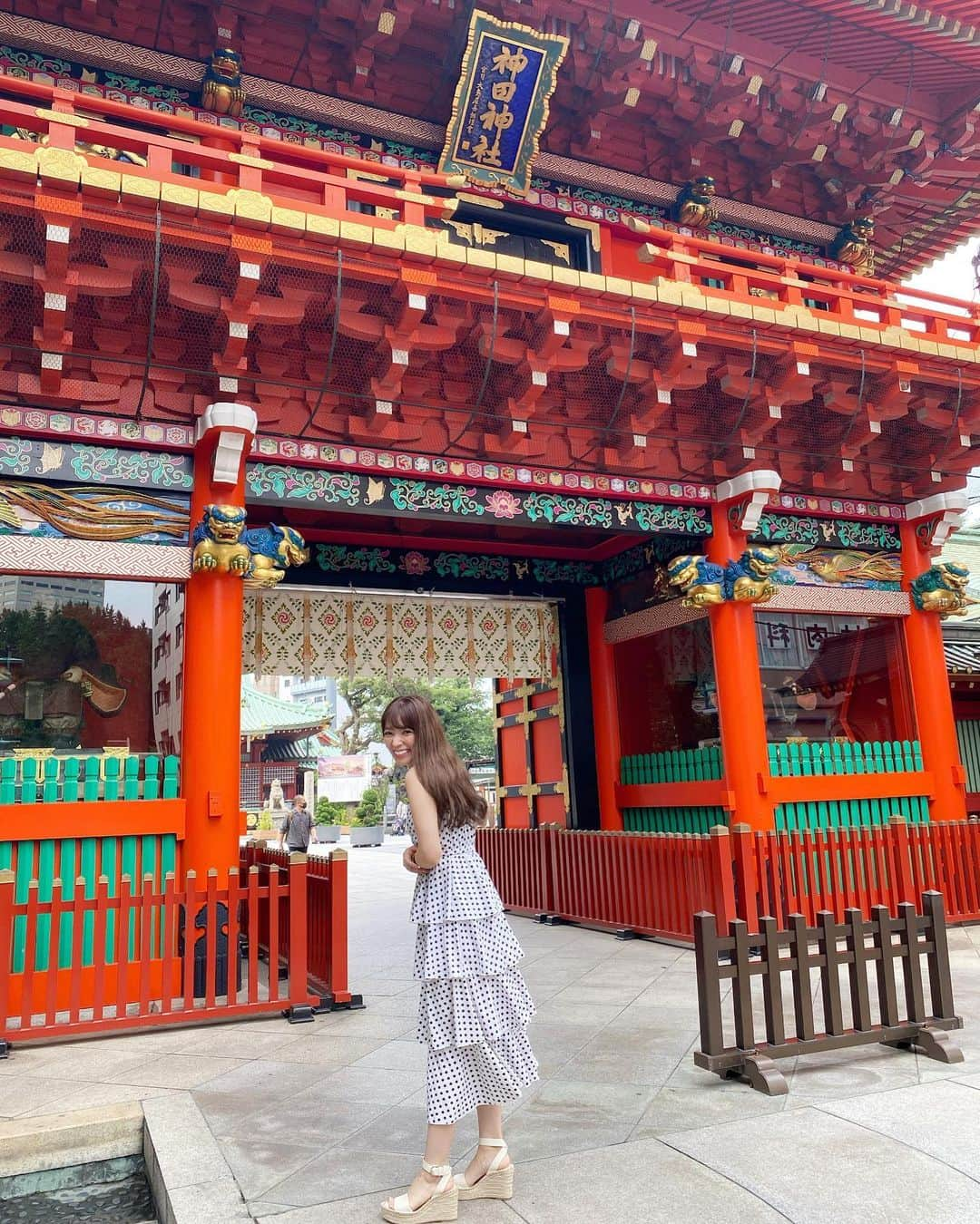 岩根沙恵子?さえみるさんのインスタグラム写真 - (岩根沙恵子?さえみるInstagram)「⛩ふらっと神社へ御参りへ❤︎ 有名な【神田明神】•••💓 はあ〜ため息が出るほど立派な神門😭💖 . ほんとうに気持ちよかったあ🥺 さすが、パワースポット✨💡☘ また近々ゆっくり行きたいなあ♡ その時は御朱印をいただこう💋 . 着ているワンピースは @mahhaplanet_official 💘 フリル、そしてAラインだし、女の子が好きな形♪ かわいくって丈もいい感じで重宝してます✌︎ 肩紐で長さの調節も出来るから身長低い方も大丈夫🥺👌 mahhaplanet はプチプラがたくさんあって、バリエーションも豊富なので是非チェックしてほしい🥺💖 ［骨格診断ストレート］の私も着られるAラインワンピースです！胸元がVなのもいいの•••また着よ♡ . そろそろ神社巡りしたいなあ💛 御朱印ほしい🥺 . #神田明神 #神田明神⛩ #御朱印ガール #八方除 #パワースポット神社 #パワースポット #近場旅行 #御朱印 #御朱印巡り #御朱印帳 #御朱印スタグラム #御朱印女子 #御朱印集め #gosyuin #gosyuinstagram #旅好き女子 #empathytrip #御参り #御朱印集めてる人と繋がりたい #神田カフェ #カフェマスマス #神田明神カフェ #和風カフェ #神社好きな人と繋がりたい #神社めぐり #神社参拝 #じんじゃ #パワースポット #パワースポット神社 #パワースポット巡り #zara女 #プチプラコーデ」7月28日 23時59分 - saemiltiii