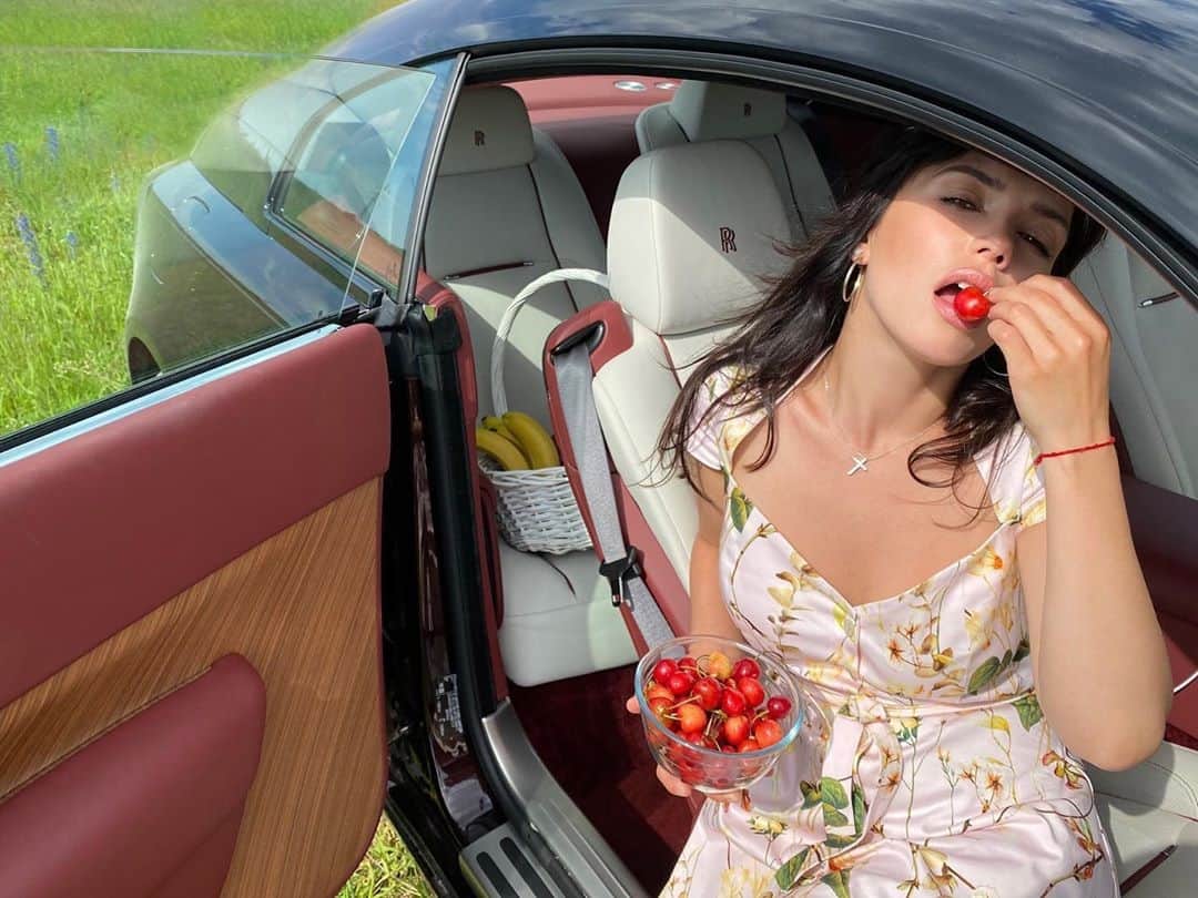RU.TVさんのインスタグラム写真 - (RU.TVInstagram)「✌ Пикник может выглядеть и так. Заманчиво, не правда ли? Как здорово, что летом есть возможность отдыхать на природе и наслаждаться фруктами и ягодами! ⠀ 🍏🍓 А что выберешь ты? Фрукты или ягоды? Пиши в комментариях! ⠀ #rutv #рутв #ольгасерябкина @seryabkina」7月29日 0時00分 - ru_tv