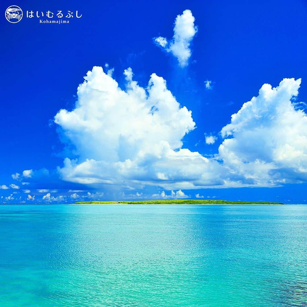 HAIMURUBUSHI はいむるぶしさんのインスタグラム写真 - (HAIMURUBUSHI はいむるぶしInstagram)「小浜島・はいむるぶしから癒しの風景をお届けします。 小浜港の北側から撮影したカヤマ島。 沖合い2kmに浮かび、野ウサギが数百羽棲む無人島。 島の上空には入道雲が成長し夏空の景色が広がっています。 #沖縄 #八重山諸島 #無人島 #カヤマ島 #ウサギ #入道雲 #小浜島 #リゾート #ホテル #はいむるぶし」7月29日 0時00分 - haimurubushi_resorts