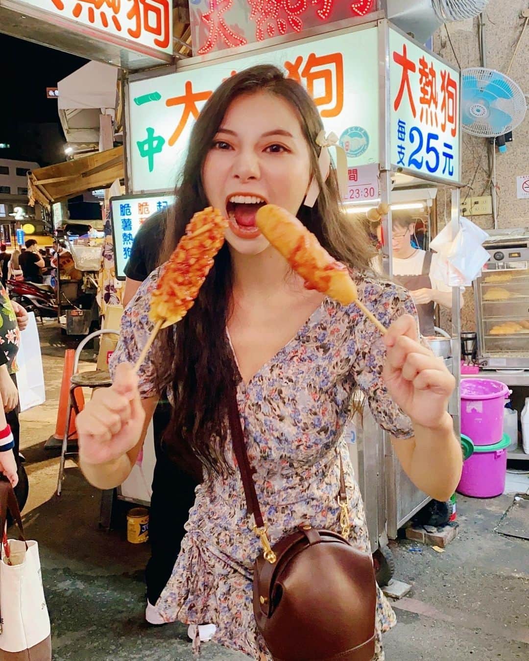 張香香さんのインスタグラム写真 - (張香香Instagram)「熱狗雙刀流～～～～～🌭 再飽都還是要吃熱狗🤤 吃到朋友說現在看到熱狗就想到我的臉😂😂😂」7月29日 0時03分 - m40925
