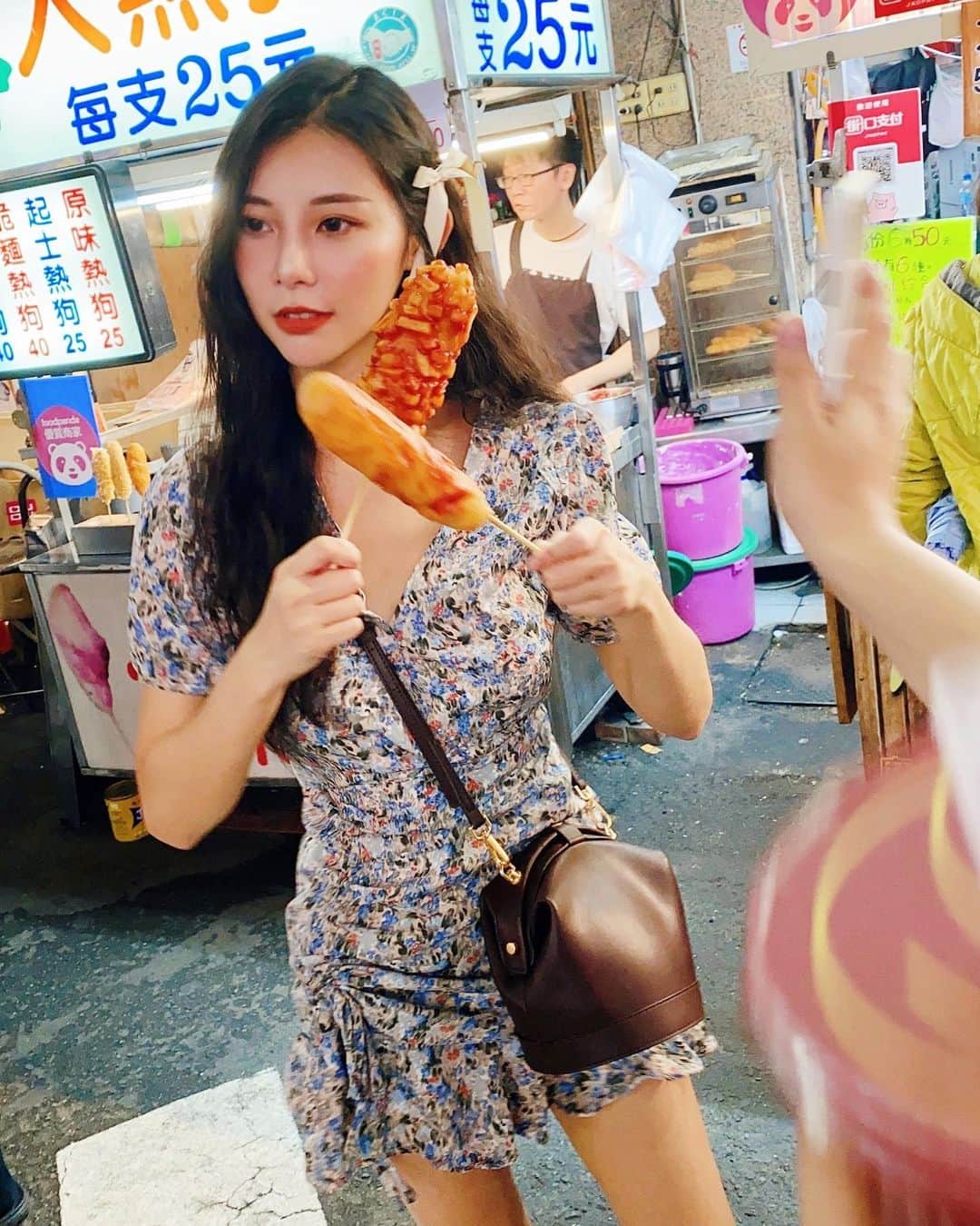 張香香さんのインスタグラム写真 - (張香香Instagram)「熱狗雙刀流～～～～～🌭 再飽都還是要吃熱狗🤤 吃到朋友說現在看到熱狗就想到我的臉😂😂😂」7月29日 0時03分 - m40925