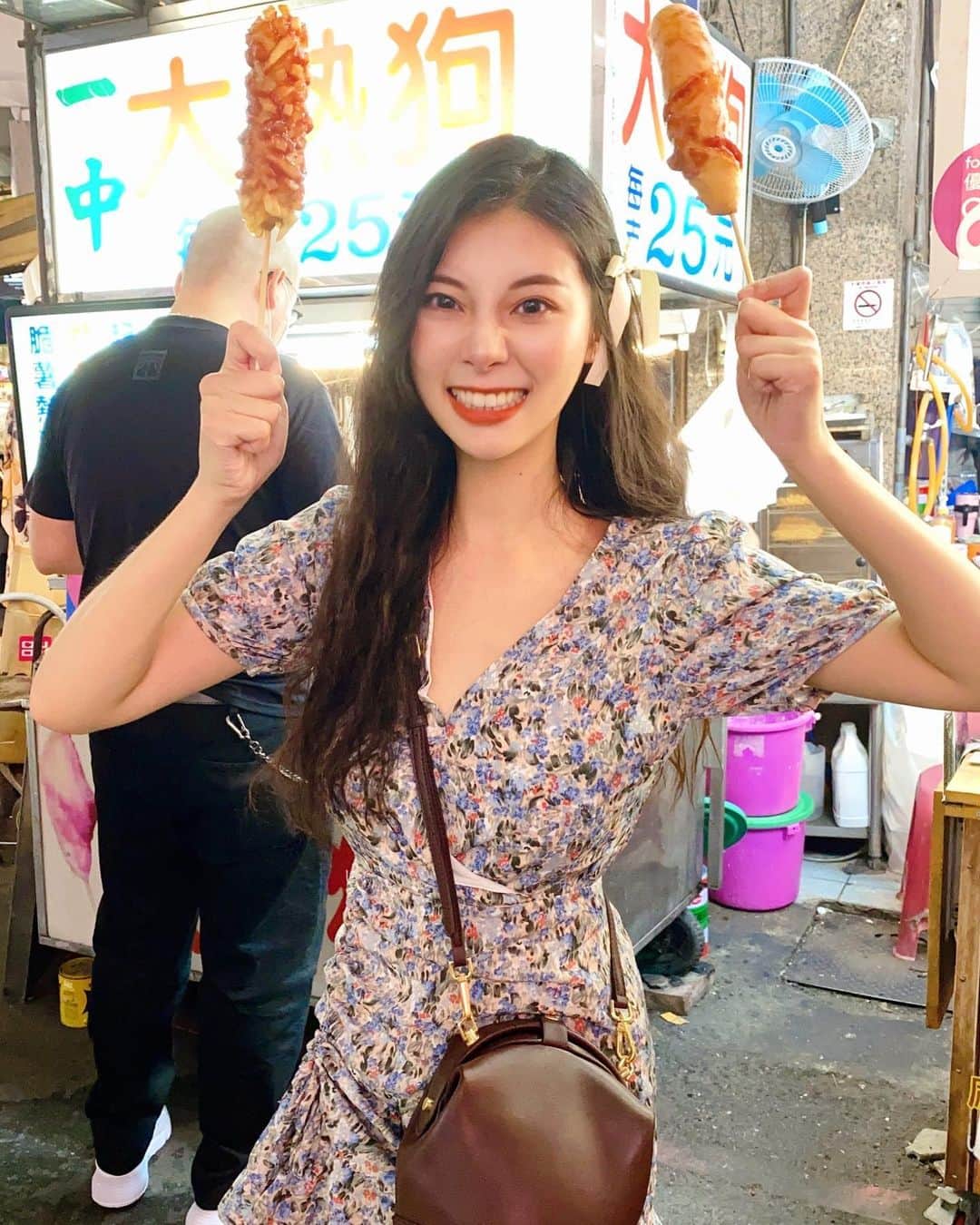 張香香さんのインスタグラム写真 - (張香香Instagram)「熱狗雙刀流～～～～～🌭 再飽都還是要吃熱狗🤤 吃到朋友說現在看到熱狗就想到我的臉😂😂😂」7月29日 0時03分 - m40925