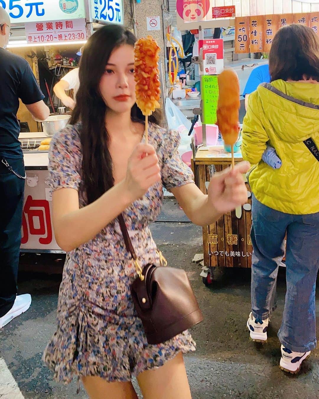 張香香さんのインスタグラム写真 - (張香香Instagram)「熱狗雙刀流～～～～～🌭 再飽都還是要吃熱狗🤤 吃到朋友說現在看到熱狗就想到我的臉😂😂😂」7月29日 0時03分 - m40925