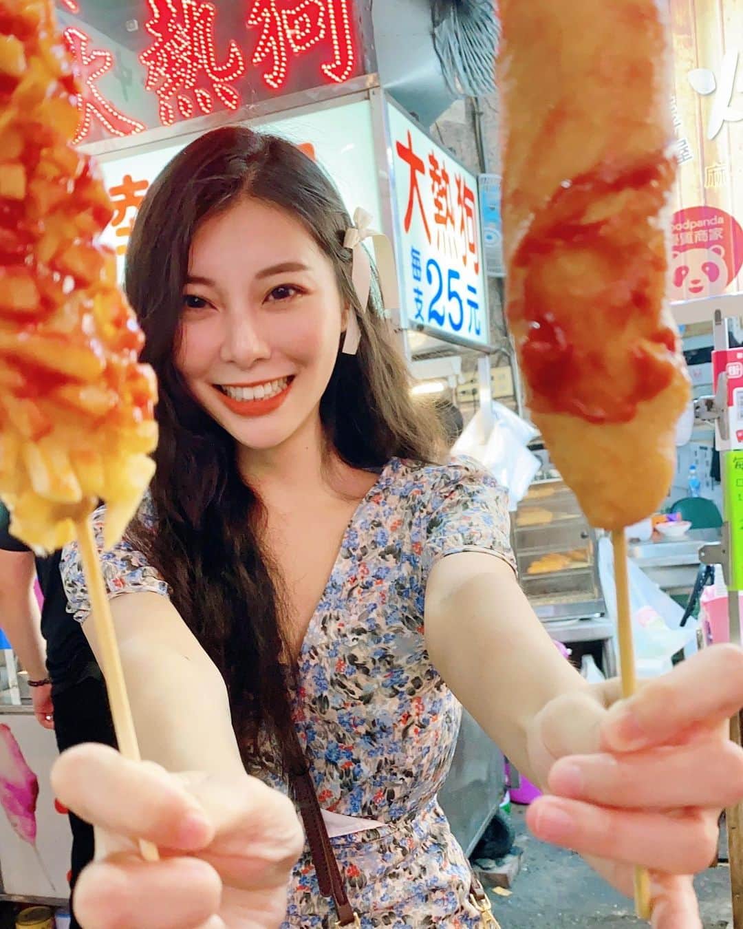 張香香のインスタグラム：「熱狗雙刀流～～～～～🌭 再飽都還是要吃熱狗🤤 吃到朋友說現在看到熱狗就想到我的臉😂😂😂」