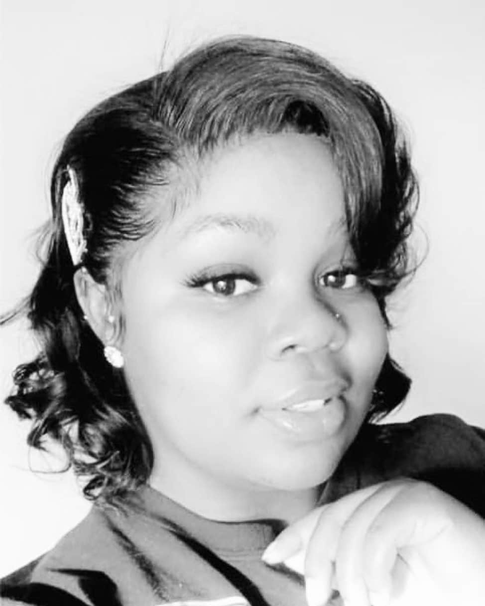 デビー・ライアンのインスタグラム：「I turned 27 this summer and Breonna Taylor should have too. This is a solid space to remind you that BREONNA TAYLOR was awoken from a night’s sleep and murdered in March. Her killers Jonathan Mattingly, Myles Cosgrove and Brett Hankison remain free and uncharged!!, and only the latter was fired. I feel like one great way to help empower womxn is to them alive— and we can start by not letting people get away with murdering Black womxn. 💫 go to JusticeForBreonna.org to keep going harder for Bre✨🕊」