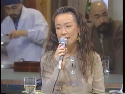 荒井 結生 Yuki Araiのインスタグラム：「「思い出は美しすぎて」八神純子 (1995) 番組:関口宏のびっくりトーク ハトがでますよ！﻿ ﻿ そうそうたる顔ぶれの中、みんなをうっとりさせちゃう歌声。 ﻿ ﻿ 25年前の番組だけあって出演者も若く、バラエティに富んだメンバーです。﻿ あなたは誰が誰だか分かりますか？」