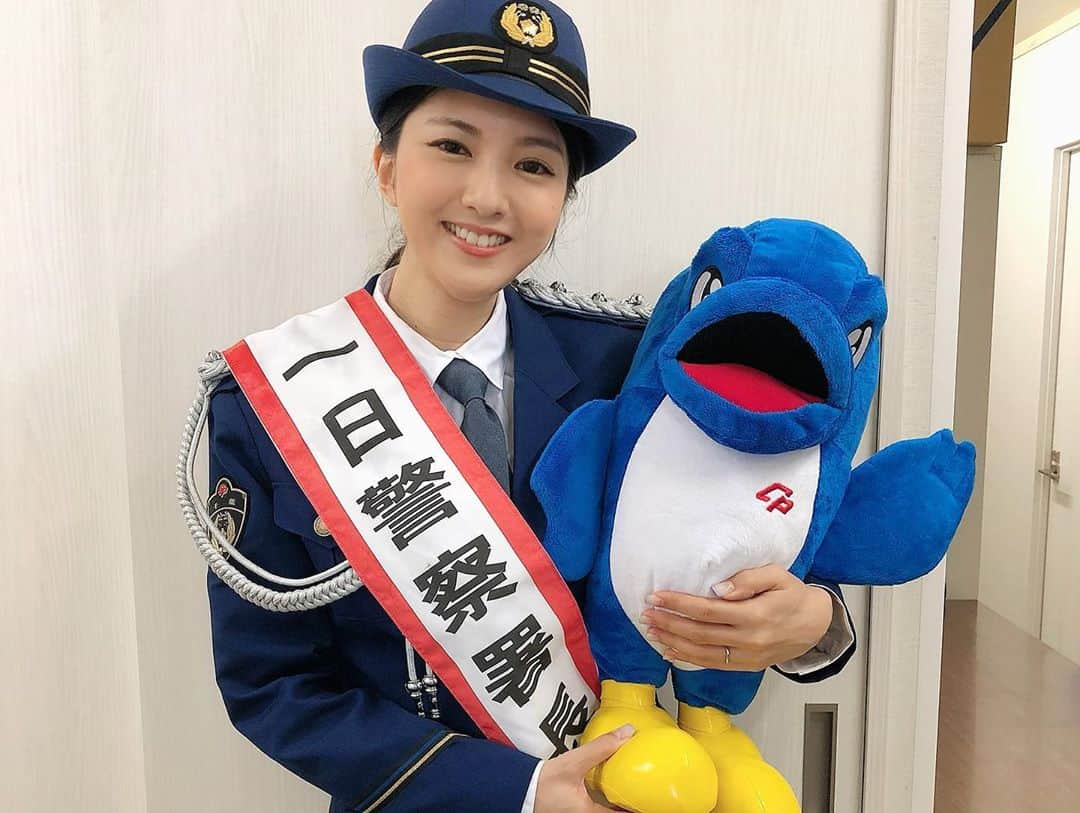 浜口順子さんのインスタグラム写真 - (浜口順子Instagram)「#千葉県警察 #茂原警察署 #一日署長 レポ 最終回となりまーす👮‍♂️  活動を終え… 板垣署長から 感謝状をいただきました😭 嬉しいです😭  人生初の感謝状。 たいしたことしてないですが すごく光栄でした🙇‍♀️  賞状いただいたの、いつぶりだろうか…  高校の卒業式以来⁉️  そして私が抱っこしているのは 千葉県警察のマスコット #シーポック　さん。 千葉県の海の色をしたボディーと 千葉県といえば菜の花ということで 菜の花カラーの足。 可愛いイルカさん。  シーポックさんもいただきました。 我が家のパトロールをしてくれています👮‍♂️  ずっと長年の夢だった、 一日署長をさせていただき、 夢が叶って嬉しかったです。 そしてご縁のある 千葉で、そして茂原で！ っていうのが、もう幸せです。 茂原警察署の皆様が すごくお優しくて 温かくて。感謝しております！  そしてなにより 交通安全に、 より一層努めていこうと、 この感謝状に恥じぬよう 生きていこうと思いました。 貴重な経験をさせていただき、 改めて本当にありがとうございました！！  警察の皆様、 お身体にお気をつけて これからも 安全をお守り下さいませ。 いつもありがとうございます。」7月29日 0時09分 - hamaguchijunko