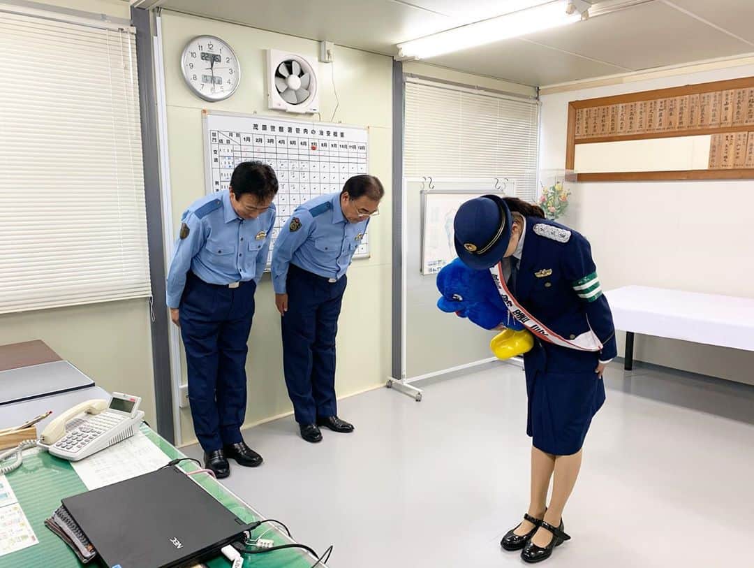 浜口順子さんのインスタグラム写真 - (浜口順子Instagram)「#千葉県警察 #茂原警察署 #一日署長 レポ 最終回となりまーす👮‍♂️  活動を終え… 板垣署長から 感謝状をいただきました😭 嬉しいです😭  人生初の感謝状。 たいしたことしてないですが すごく光栄でした🙇‍♀️  賞状いただいたの、いつぶりだろうか…  高校の卒業式以来⁉️  そして私が抱っこしているのは 千葉県警察のマスコット #シーポック　さん。 千葉県の海の色をしたボディーと 千葉県といえば菜の花ということで 菜の花カラーの足。 可愛いイルカさん。  シーポックさんもいただきました。 我が家のパトロールをしてくれています👮‍♂️  ずっと長年の夢だった、 一日署長をさせていただき、 夢が叶って嬉しかったです。 そしてご縁のある 千葉で、そして茂原で！ っていうのが、もう幸せです。 茂原警察署の皆様が すごくお優しくて 温かくて。感謝しております！  そしてなにより 交通安全に、 より一層努めていこうと、 この感謝状に恥じぬよう 生きていこうと思いました。 貴重な経験をさせていただき、 改めて本当にありがとうございました！！  警察の皆様、 お身体にお気をつけて これからも 安全をお守り下さいませ。 いつもありがとうございます。」7月29日 0時09分 - hamaguchijunko