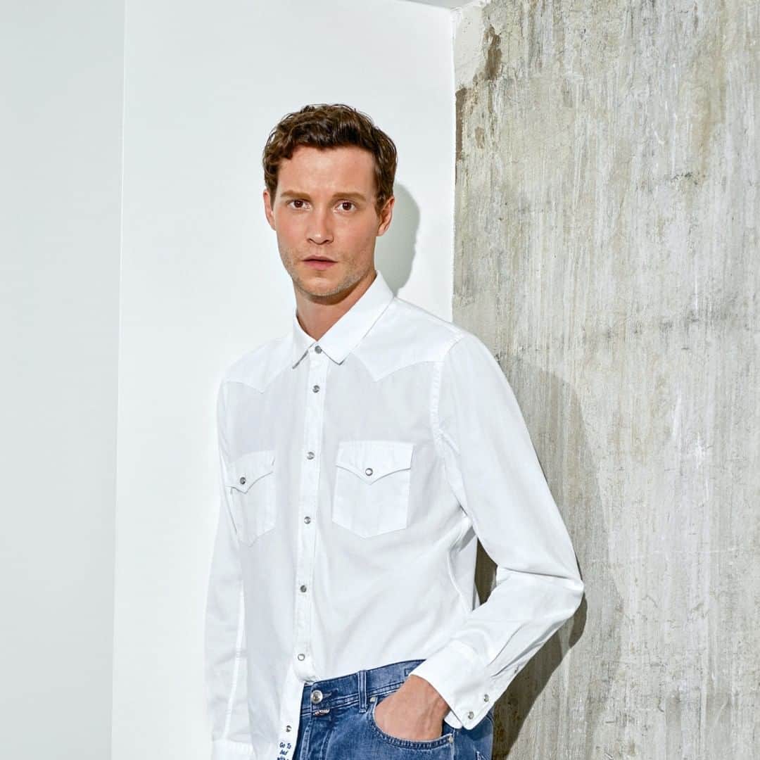 Jacob Cohenのインスタグラム：「White Shirt, Nothing else  S/S 20 Man Collection Made in Italy  #JacobCohen #JacobCohenJeans」