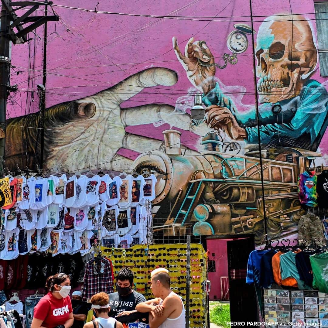 ABC Newsさんのインスタグラム写真 - (ABC NewsInstagram)「People wear face masks at a stall in front of a mural at El Chopo flea market in Mexico City.」7月29日 0時16分 - abcnews