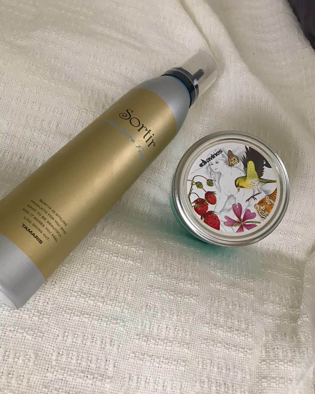 井上花実のインスタグラム：「先日のストーリーにあげた アイロン無しのくせ毛スタイリングですが どのムースですか⁉︎って質問がとても多かったのでのせときます ポニテのゴムから先につけてるムースは ソルティール モイスチャーフォーム ポニテにまとめてる顔まわりのぶわぶわの天パをおさえるのに使ってるのは ダヴィネス オーセンティックバターです バターの使い方はIGTVのほうにのっけてます (天パをアイロン無しでポニテにするまで) ムースの使い方はまた動画いい感じに撮れたらばのせます ちなみにどちらもロンゴロンゴで購入できますので、お気軽にご来店ください : #ダヴィネス#davines#オーセンティックバター#ソルティール#ムース#天パ#くせ毛#くせ毛を活かす#スタイリング剤」