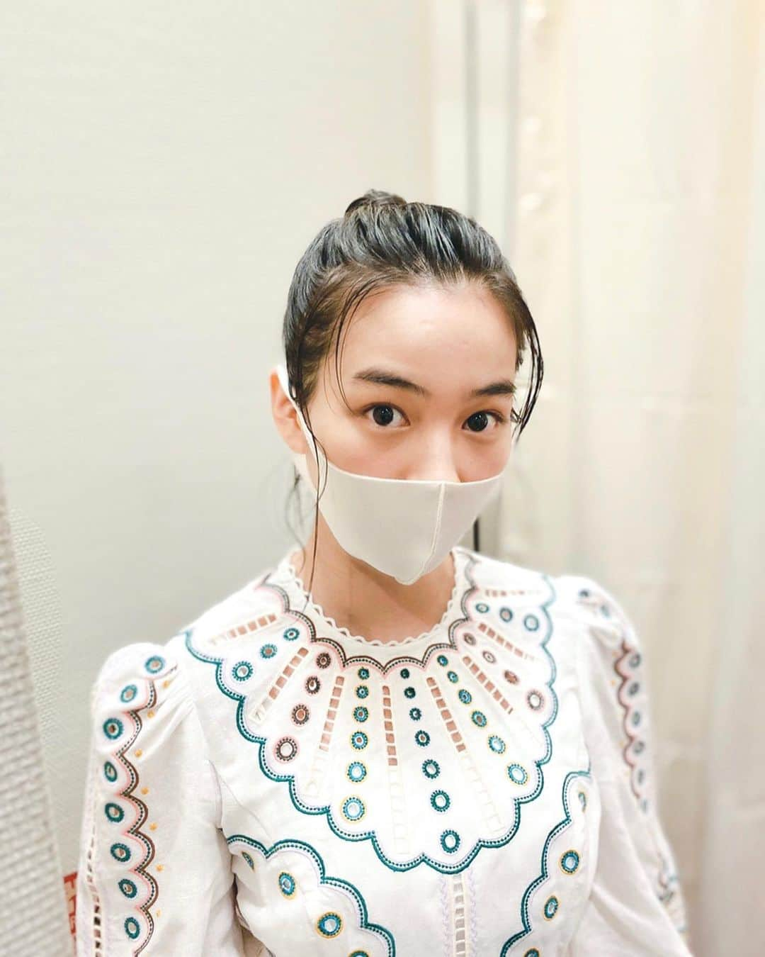 のん（能年玲奈）さんのインスタグラム写真 - (のん（能年玲奈）Instagram)「カラフルな刺繍のドレスでした👗 #8日で死んだ怪獣の12日の物語」7月29日 0時30分 - non_kamo_ne