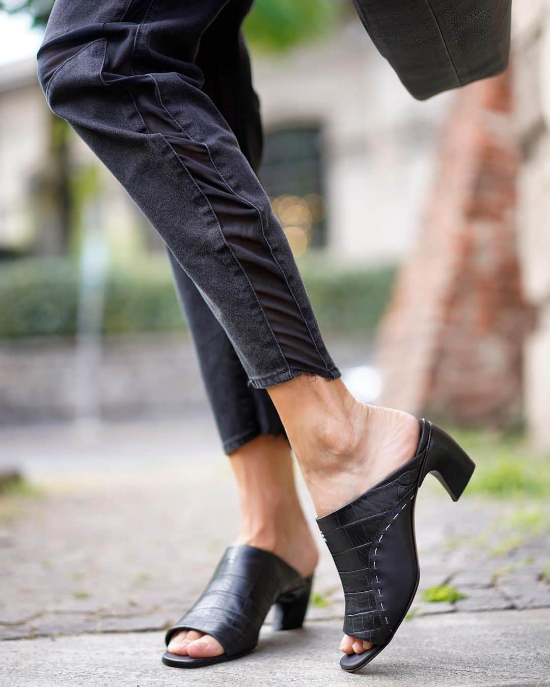 エンリーベグリンのインスタグラム：「Close up on the #HenryBeguelin Mid-heel Mules in a clean printed crocodile leather style 🖤 #HBSS20」