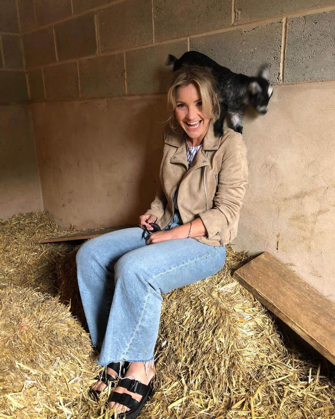 ヘレン・スケルトンさんのインスタグラム写真 - (ヘレン・スケルトンInstagram)「Insta versus reality .....not sure how, but no goat did any of it’s business down my back during this. Lucky escape.  @onthefarmc5 @cannonhallfarm continues this eve xxxx #goats #farms #farminglife #presenters #telly #rural #rurallife #goats #babygoats #animals #cannonhallfarm」7月29日 0時33分 - helenskelton