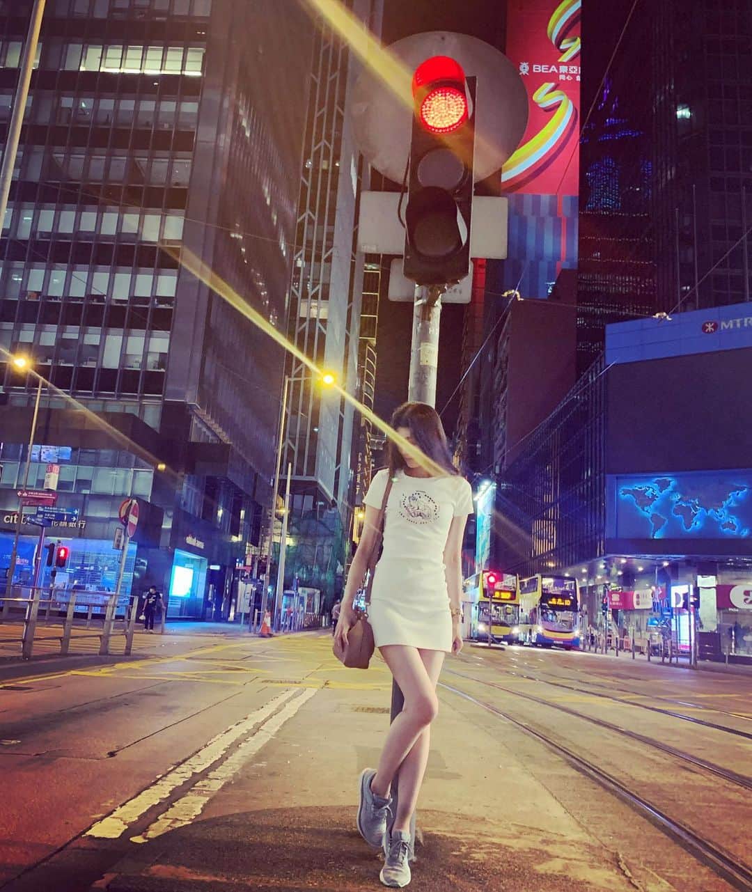 のインスタグラム：「🚦🚦🚦 ・ ・ ・ #hongkongmodel #photo #japanesemodel #asian #nightphotography #modellife #casual #hongkonglife #asianmodel #hongkong #central #hk #street #goodnight #asianstreet #ご縁を大切に #モデル #小笠原エリイ #香港 #アジア #コロナに負けるな #感謝の気持ちを忘れずに #夜のお散歩 #お世話になった方へ #いつもありがとうございます」