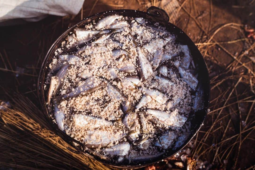 Michael Yamashitaさんのインスタグラム写真 - (Michael YamashitaInstagram)「Southeast Asian fish sauce is common to all Mekong river countries and is beloved for its flavor-enhancing umami qualities. In Cambodia it’s known as tuk tre and in Thailand, it's called nam pla, while in Laos it's nam pa and nước mắm in Vietnam. It's made in four easy steps: 1) Catch a ton of fish, most often anchovies. 2) Mash or press them much in the same manner as you would grapes for wine. 3) Combine with salt. 4) Let ferment up to two years; the longer the wait, the milder and less fishy the flavor. #mekongriver #tonlesap #fishsauce #cambodianfood #umami」7月29日 0時37分 - yamashitaphoto