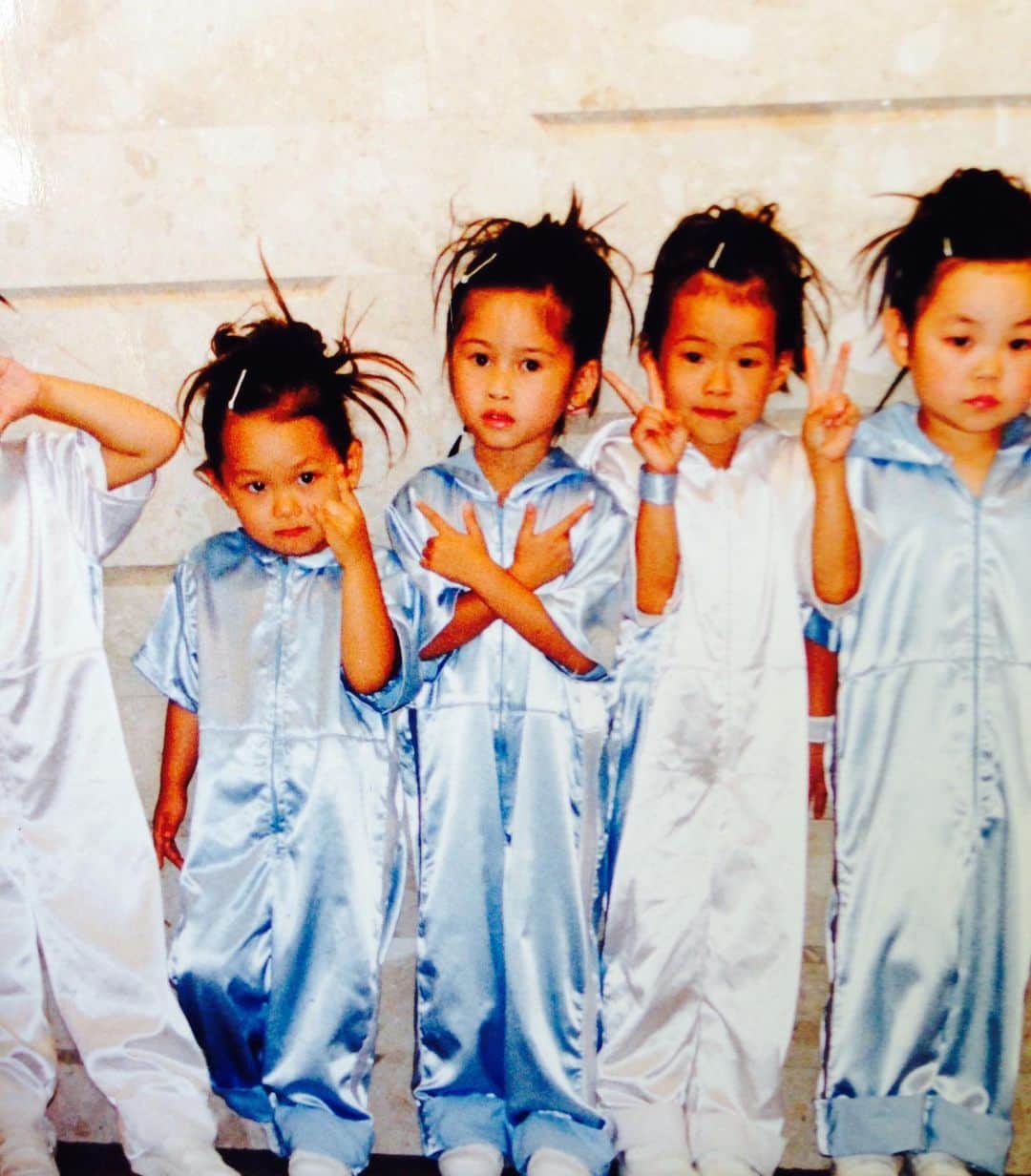 のインスタグラム：「前の携帯漁っていたら 人生初のダンスの発表会の写真が🤣❤️ ４歳くらい！笑　このポーズこれからやるわ😂 . #宝塚キッズダンス」