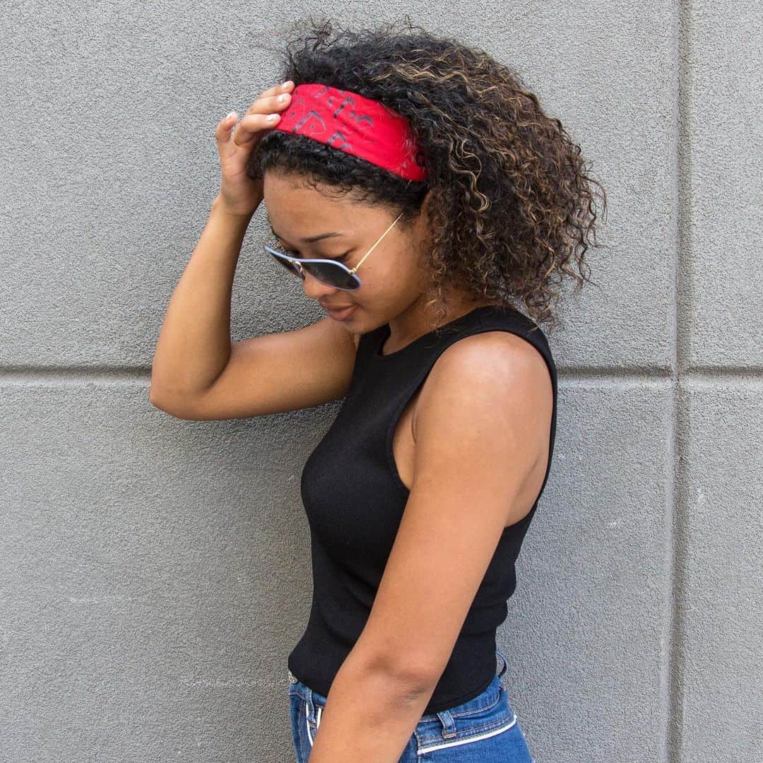 のインスタグラム：「Go BANDANAS! From face masks to hair wraps, its the summer of the bandana! Our bandanas are made in the USA, and hand printed in Brooklyn 👍🏽」