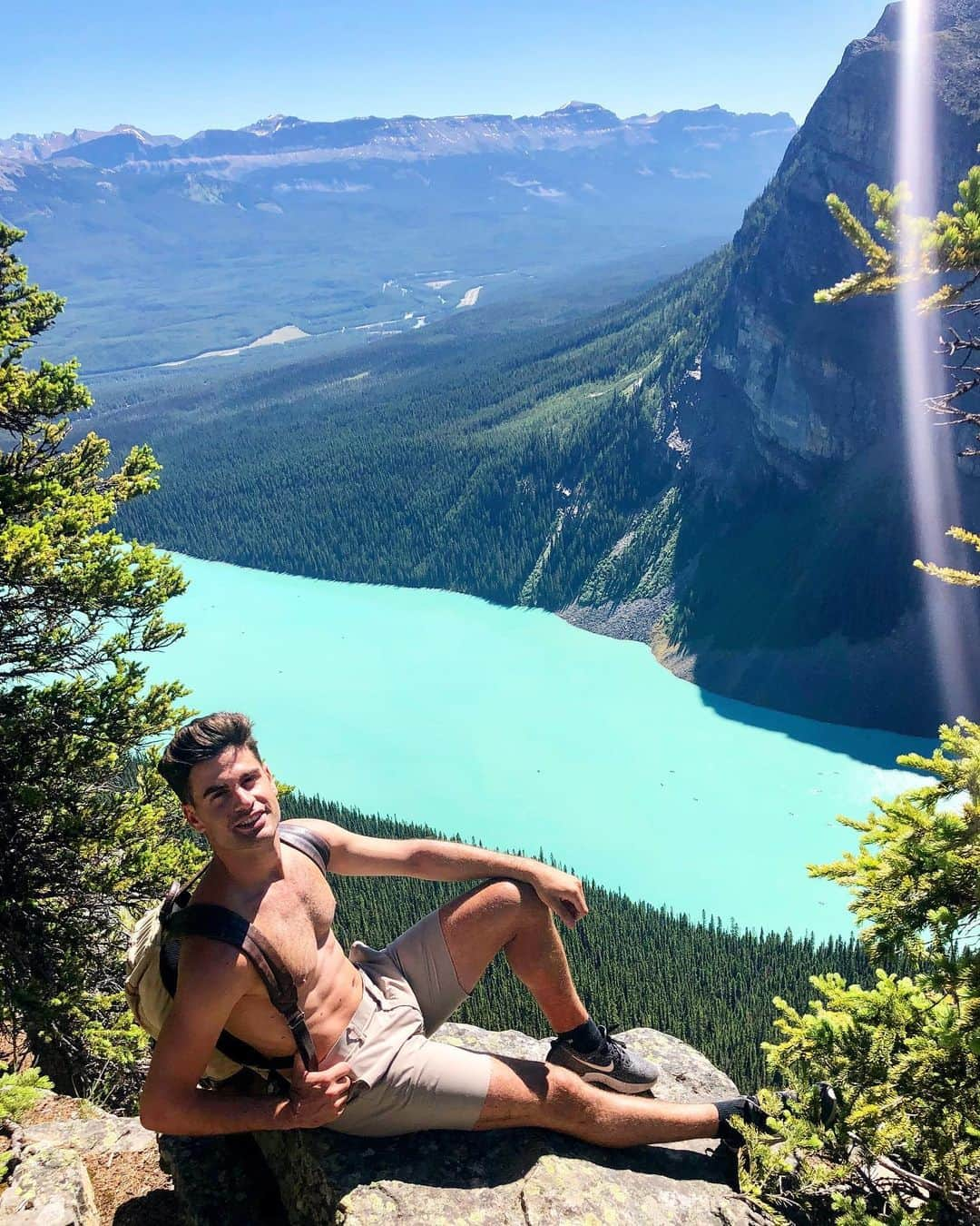 ハビエル・ラジャのインスタグラム：「Early morning for a 20km hike day with unbelievable views made totally worth the effort」