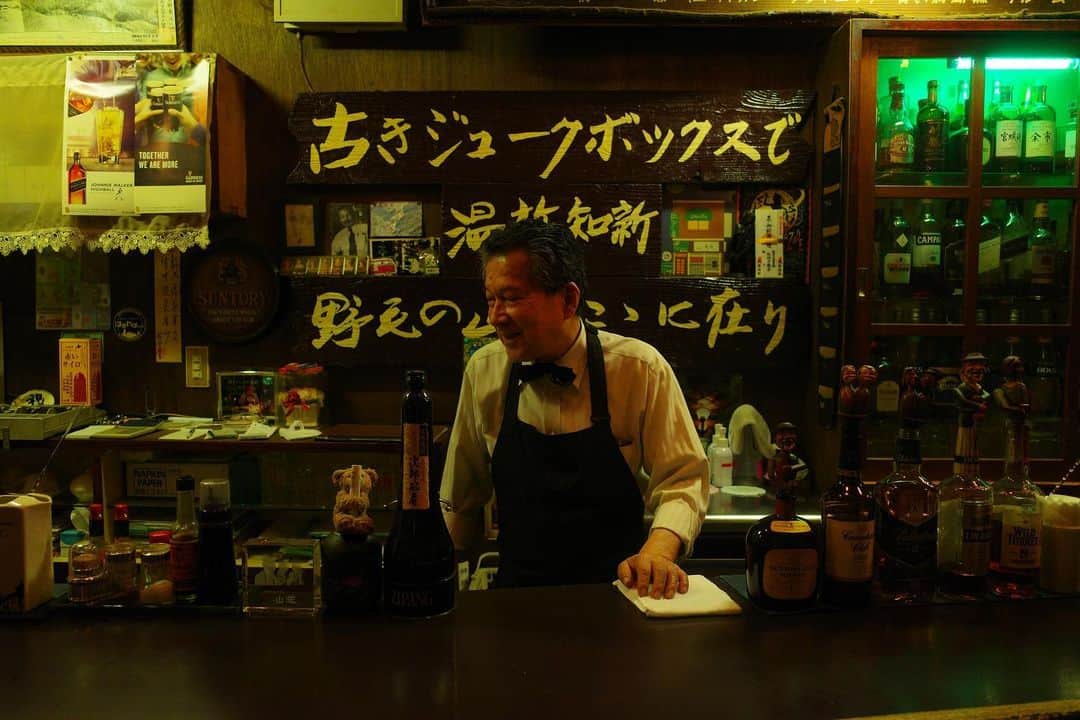 のインスタグラム：「【野毛】 世間知らずを少しずつ埋めていく作業の毎日で、人の温もりと地元に根付く素晴らしさを学ぶ日々。いい時間です。  #野毛 #横浜 #野毛飲み #ricohgr3  #gr3」