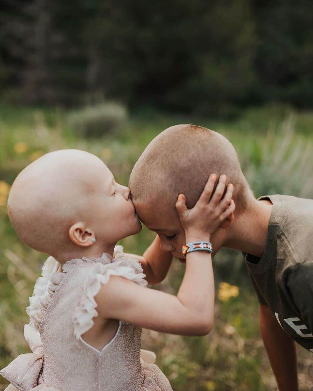 Primer Impactoさんのインスタグラム写真 - (Primer ImpactoInstagram)「Amor de hermanos: ella tiene cáncer y él se dejó cortar el pelo para expresarle que “están juntos en esta batalla”.  La pequeña Lula Beth, de 3 años, padece de cáncer de riñón. En medio de las quimioterapias se le ha caído el pelo, pero su hermano la acompaña en todo el proceso.   El emotivo momento fue captado en estas fotografías de su madre, @kris_bowden.  Mira en el link de nuestra biografía más fotografías.   📸: @kris_bowden.」7月29日 0時42分 - primerimpacto