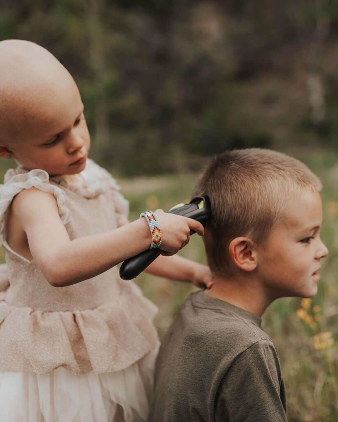 Primer Impactoさんのインスタグラム写真 - (Primer ImpactoInstagram)「Amor de hermanos: ella tiene cáncer y él se dejó cortar el pelo para expresarle que “están juntos en esta batalla”.  La pequeña Lula Beth, de 3 años, padece de cáncer de riñón. En medio de las quimioterapias se le ha caído el pelo, pero su hermano la acompaña en todo el proceso.   El emotivo momento fue captado en estas fotografías de su madre, @kris_bowden.  Mira en el link de nuestra biografía más fotografías.   📸: @kris_bowden.」7月29日 0時42分 - primerimpacto