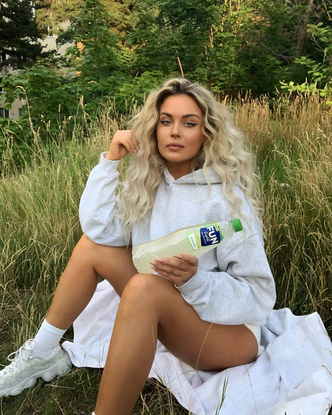 ファニー・リックマンのインスタグラム：「I samarbete med @funlightsverige FUN Light har släppt 2 nya super fräscha smaker, Mojito och Pink Lemonade 🍋 Min favorit just nu är Mojito och för att lyxa till det lite extra kan ja tipsa om att lägga i färska citron skivor och färska myntablad 👏🏼 #funlight #denutansocker #bringoutthefuninwater」