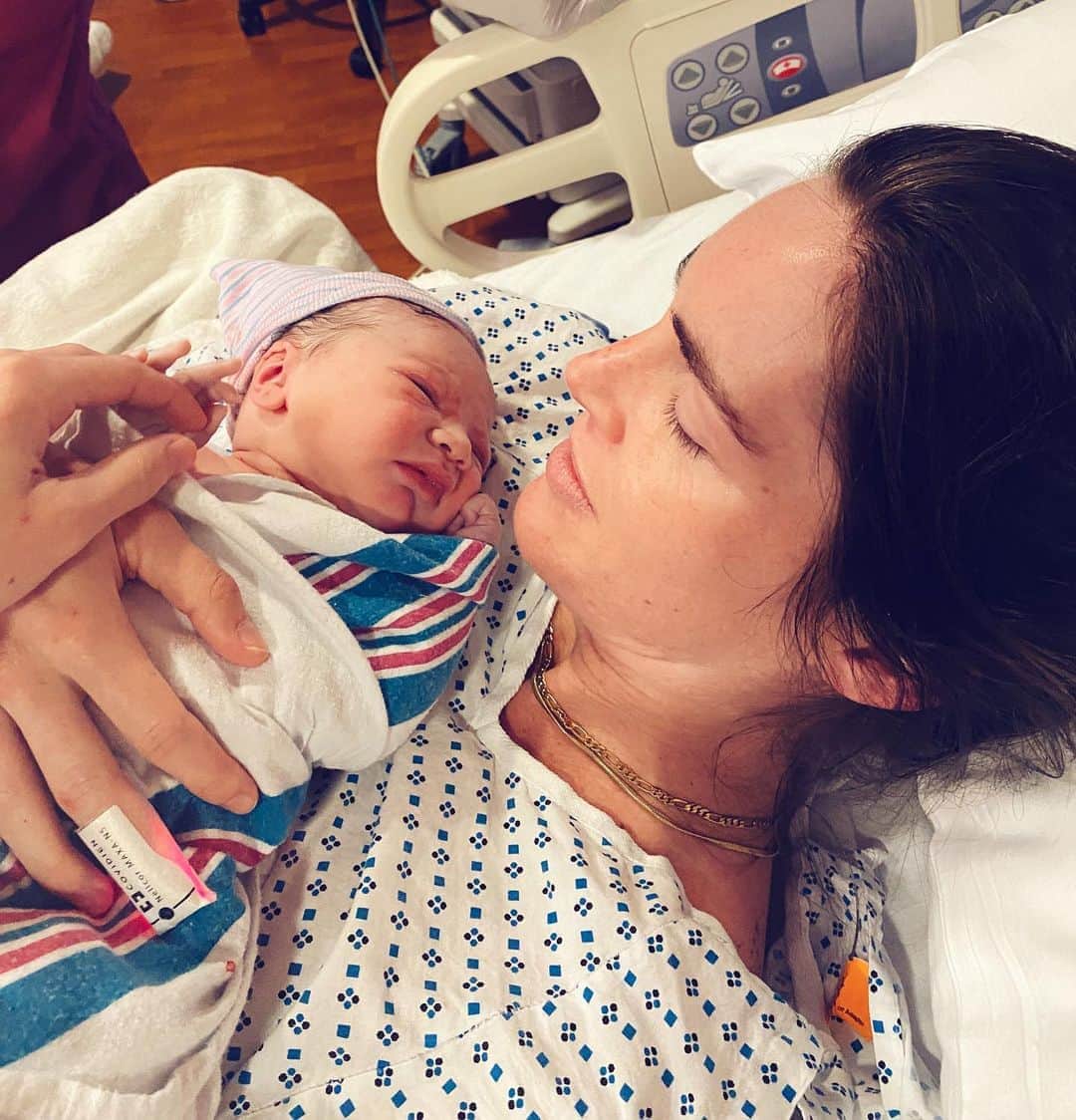 ヒラリー・ローダのインスタグラム：「Our boy came into this world fast & furiously! 💙 Nash Hollis Avery was born at 12:04 am, July 28, 2020. Photo by Dad @imseanavery 💙」
