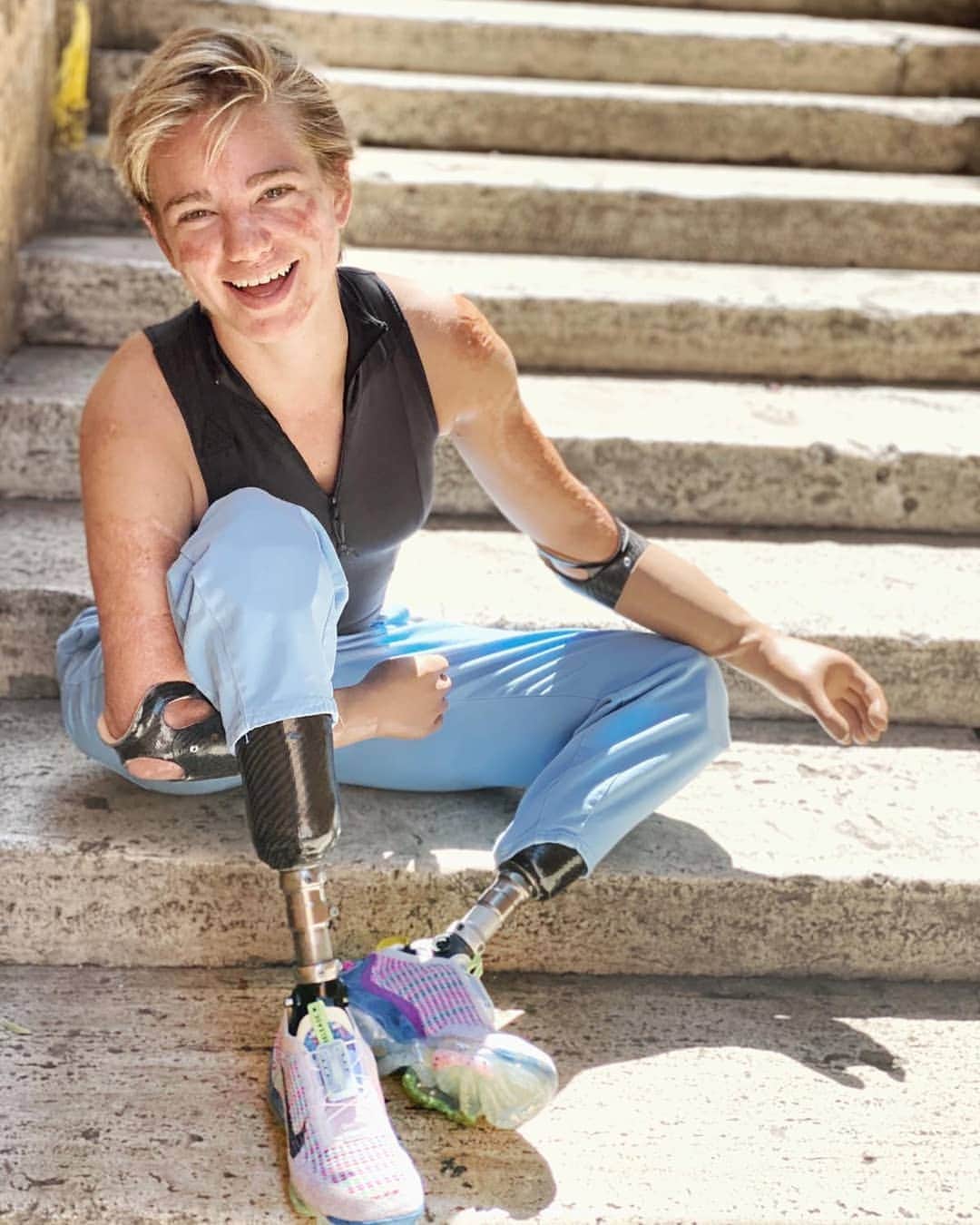 ベアトリーチェ・ヴィオのインスタグラム：「Mi è arrivata una sorpresa fighissima ed ecologica! 😍 Queste #Vapormax2020 sono una 💣! #Nike #MoveToZero」