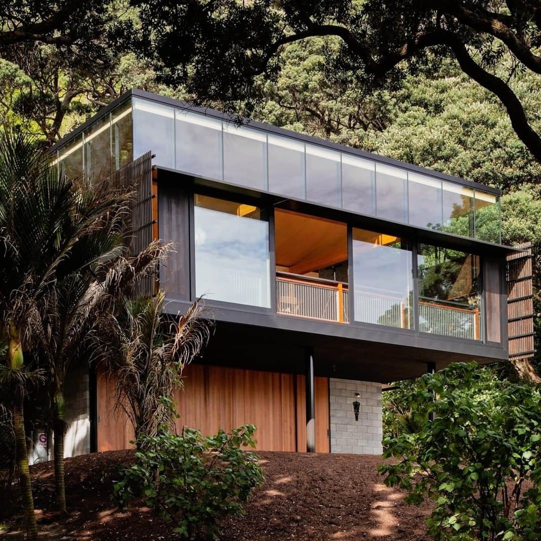 Architecture - Housesさんのインスタグラム写真 - (Architecture - HousesInstagram)「⁣ 𝑲𝒂𝒘𝒂𝒌𝒂𝒘𝒂 𝑯𝒐𝒖𝒔𝒆 🌳⁣ Beach house surrounded by nature. AMAZING, isn’t it?💚⁣ Swipe left to discover this stunning project. ⁣ ___⁣⁣⁣ 📐 @herbstarchitects⁣ 📍: Piha, New Zealand⁣ ⁣ #archidesignhome⁣⁣⁣⁣⁣ ___ ⁣⁣⁣ ⁣⁣⁣ #architecture #architecture_lovers #architecturephotography ⁣⁣ #architecturelovers #moderndesign #interiordesign #interiorarchitecture #modernarchitecture #archigram #nature」7月29日 0時51分 - _archidesignhome_
