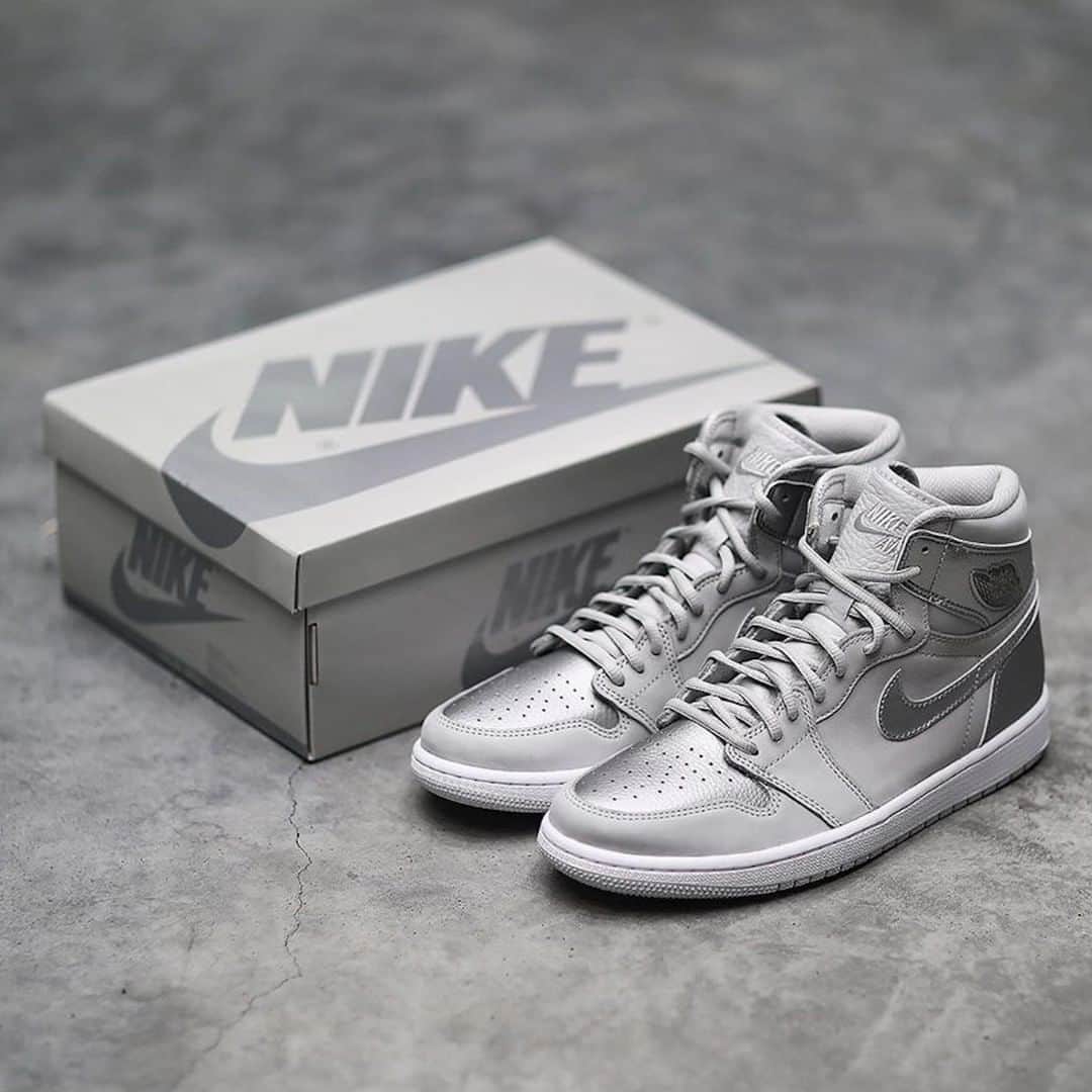 Sneaker Newsさんのインスタグラム写真 - (Sneaker NewsInstagram)「Accompanying the upcoming Air Jordan 1 Retro High OG CO.JP "Tokyo" is the classic original-style shoebox colored in neutral grey and silver. Expect these on August 7th in adult and GS sizes. Link in bio for full details!」7月29日 0時55分 - sneakernews