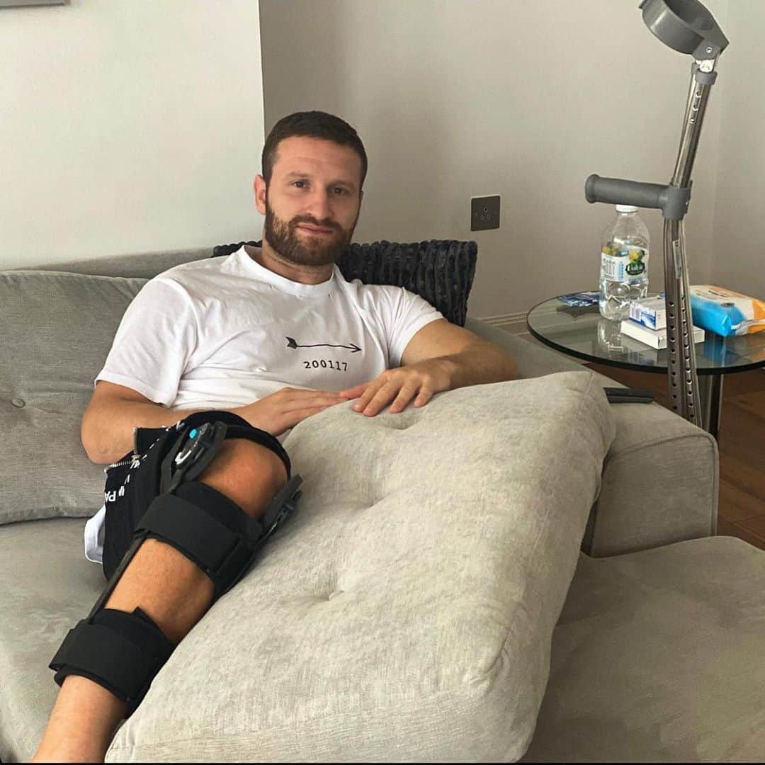 シュコドラン・ムスタフィのインスタグラム：「Hi Everyone,  after the match vs. Leicester City I said that there is nothing more painful than not winning a game you derserved to win. I had to learn the hard way, there is something even worse. Missing out the @emiratesfacup Final for the second time. The good news is that the surgery went well and that I am not the type of guy who gives up easily 👊🏻. After the disappointment I accepted the situation and I am now fully focused to recover 🔋 as quick as possible to be back on the pitch 🙌🏻 #SM20」
