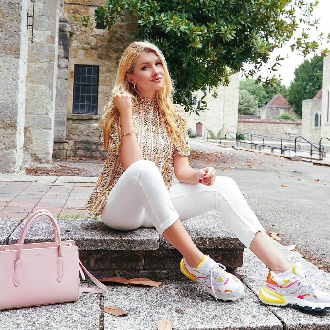 のインスタグラム：「A beautiful smile to give you positive charge! 🌸⁠ Photo by @ccmasonrlly ⁠ #WeAreSerafini #SerafiniShoes⁠ .⁠ .⁠ .⁠ .⁠ #behappy #thinkpositive #dreambig #sneakerhead #designershoes #fashionphotography #streetstyleinspo #womenempowerment #womensfashion #womensstyle ⁠ #sneakers #shoes #fashion #sneaker #sneakersaddict #style #sneakerheads #streetwear #ootd #streetstyle #igsneakercommunity  #sneakerporn #sneakerholics #sneakerfreaker #footwear #shoesaddict #goodvibes #summer」