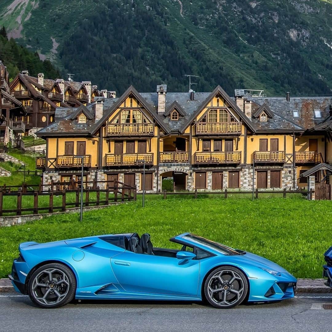 ランボルギーニのインスタグラム：「It is amazing how all kinds of blue come together to create something so mesmerising.  If you had to, which Super Sports Car would you choose - the Urus or the Huracán EVO Spyder?   #Lamborghini #LamborghiniVersus #Urus #HuracanEVOSpyder #UnlockAnyRoad #EveryDayAmplified」