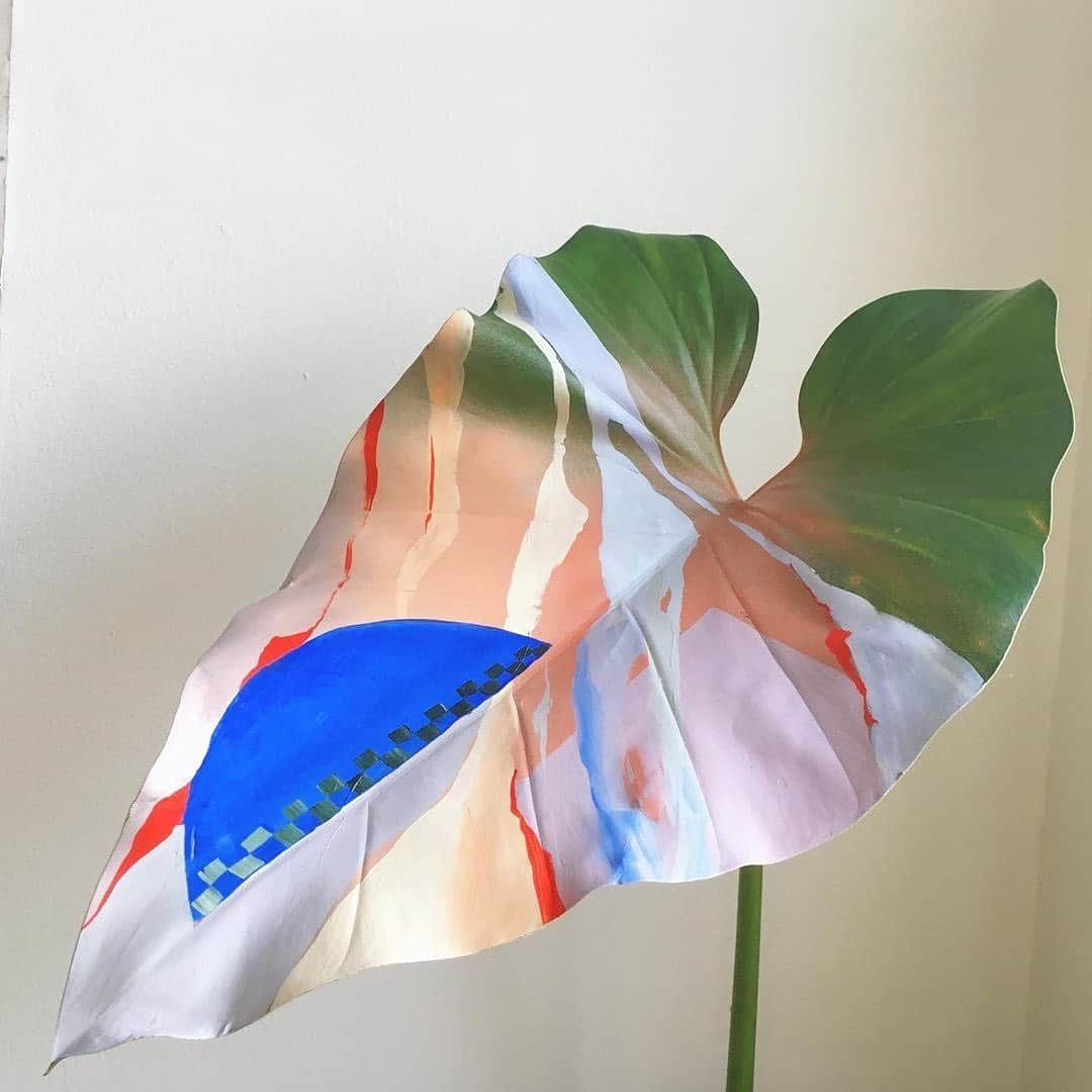 Instagramさんのインスタグラム写真 - (InstagramInstagram)「Botanical artist Sophie Parker (@wifenyc) creates sculptures from real plants and flowers she hand-paints or reshapes.⁣ ⁣ “I consider the fusion of the natural and artificial elements in my work as a kind of new hybrid species. It is interesting to blur the boundaries that separate the organic world from the man-made world and explore how the two can relate to each other in a compelling way,” she says. “I like to let the plant itself guide me as I make a piece, allowing new facets of its character to be accentuated through added form and color.”⁣ ⁣ Sophie previously created large garden-scapes on canvas and velvet, but one day, she pulled her paintbrush across a real-life leaf and everything changed.⁣ ⁣ “Plants stir within us a very beautiful reminder that we, as humans, are part of nature instead of separate from it. The presence of a bloom or a fresh leaf has a gentle and profound effect on the soul. I want to make something that would invite you to play among the leaves and blooms, something truly wild and unexpected.”⁣ ⁣ #ThisWeekOnInstagram⁣ ⁣ Photos by @wifenyc」7月29日 1時02分 - instagram