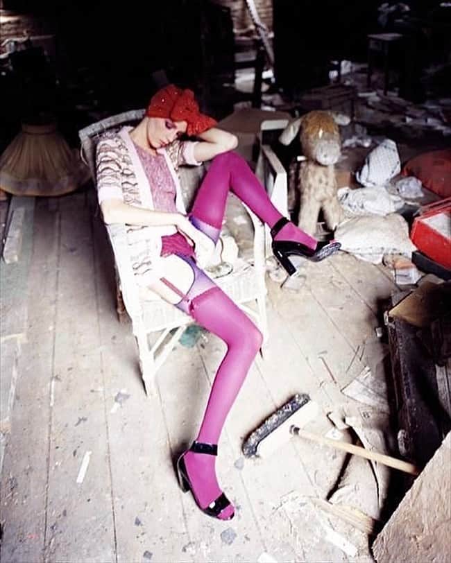 ジル・スチュアートのインスタグラム：「“Blackbird singing in the dead of night take these broken wings and learn to fly” -The Beatles . Hannelore Knuts by Ellen von Unwerth for Self Service Magazine no. 19 . #thebeatles #beatles #hanneloreknuts #ellenvonunwerth #selfservicemagazine #pink #tights #fashion #photography #inspiration」