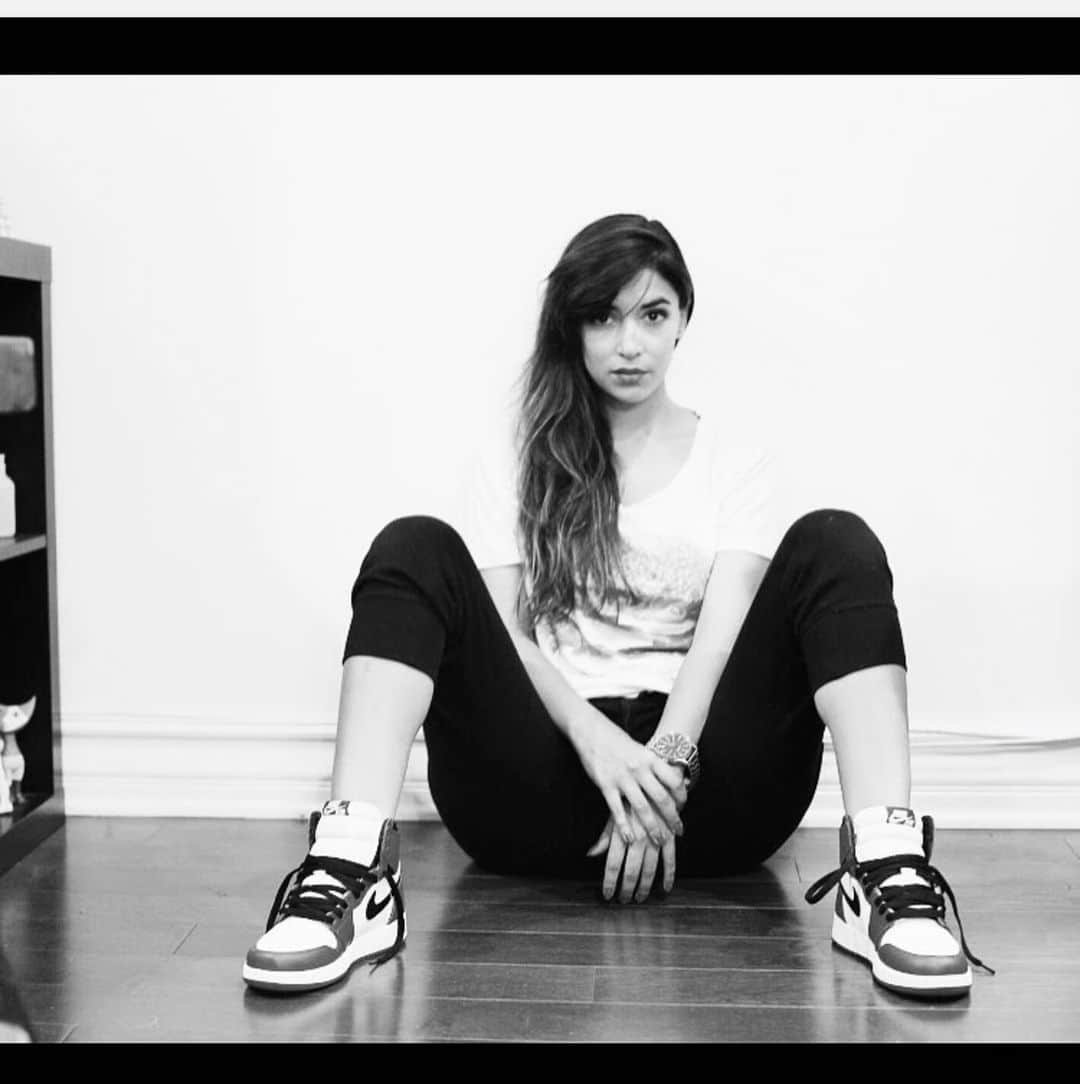 ハンナ・シモンのインスタグラム：「The shoes too pretty to just post one picture. She deserves multiple angles. And I am here for this hot selfie ladies feelin themselves sisterhood trend. No need to be invited. You wake up fresh to death everyday. Post that. In whatever color scheme and lighting makes you look the kewtest. Then tag me so I can see.」