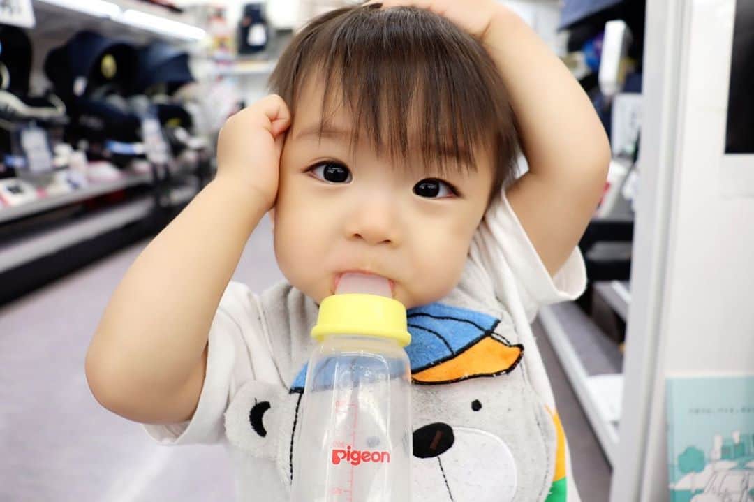 Momoeのインスタグラム：「. .  “なんてこったー‼️” . . って言うとやるポーズ❤️笑 . . #happy #家事 #育児 #family #家族 #boy #smile #男の子 #息子 #code #love #lucky #kids #子供 #thankyou #宝物 #ベビー #fashion #follow #心 #縁 #パパ #ママ #家族写真 #男の子ママ #赤ちゃん写真 #photo #子育て #1歳 #flower」