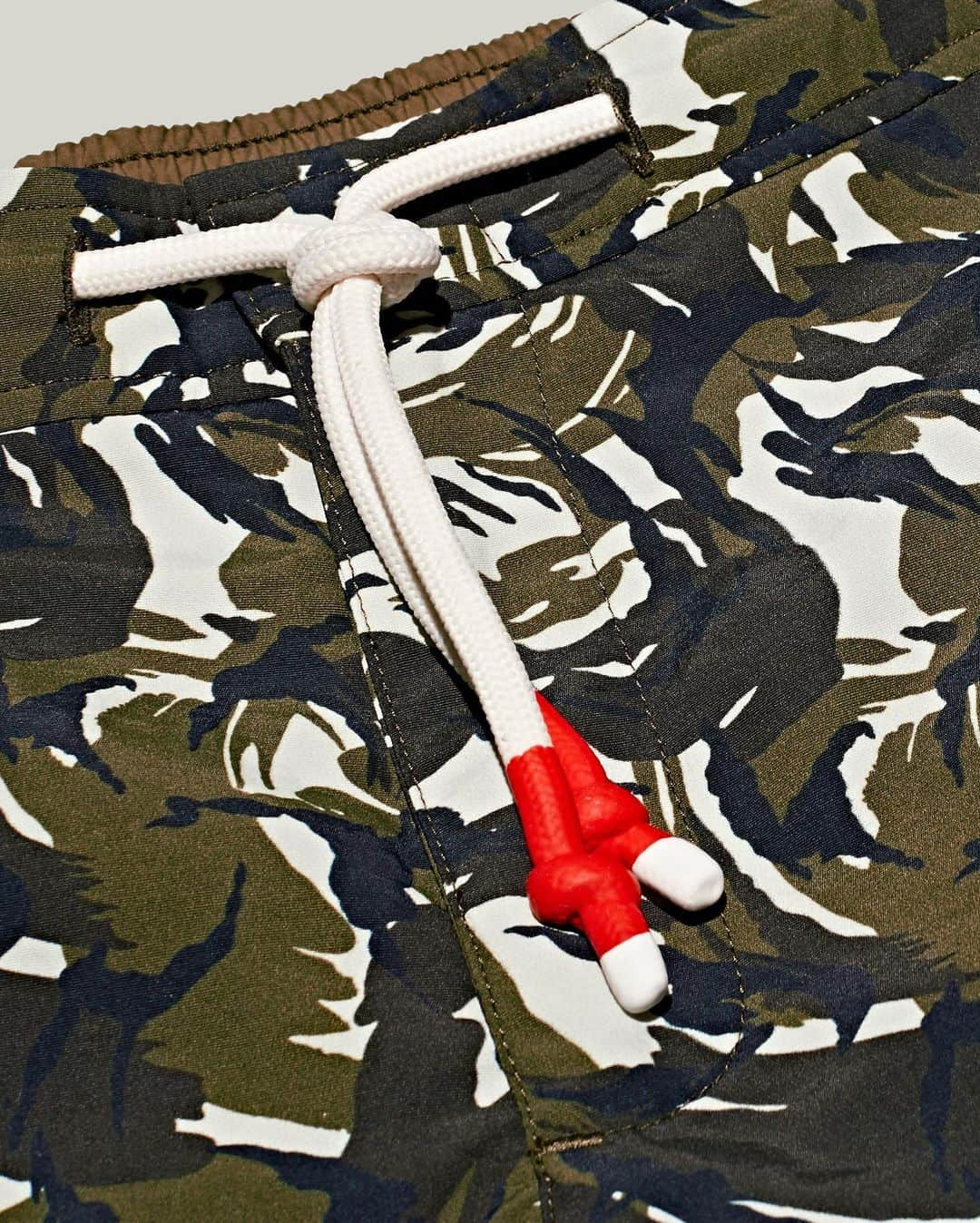 オールバーブラウンさんのインスタグラム写真 - (オールバーブラウンInstagram)「Get an up-close look at our new Camo print demonstrated here on our Standard swim shorts (tap to shop ⤴️). Based on our signature tailored Bulldog style, with the tubular drawcord and elasticated waistband of a board short, these shorts are the ultimate style statement both in and out of the pool 💦 #OrlebarBrown #OrlebarBrown #DoseOfSun」7月29日 1時11分 - orlebarbrown