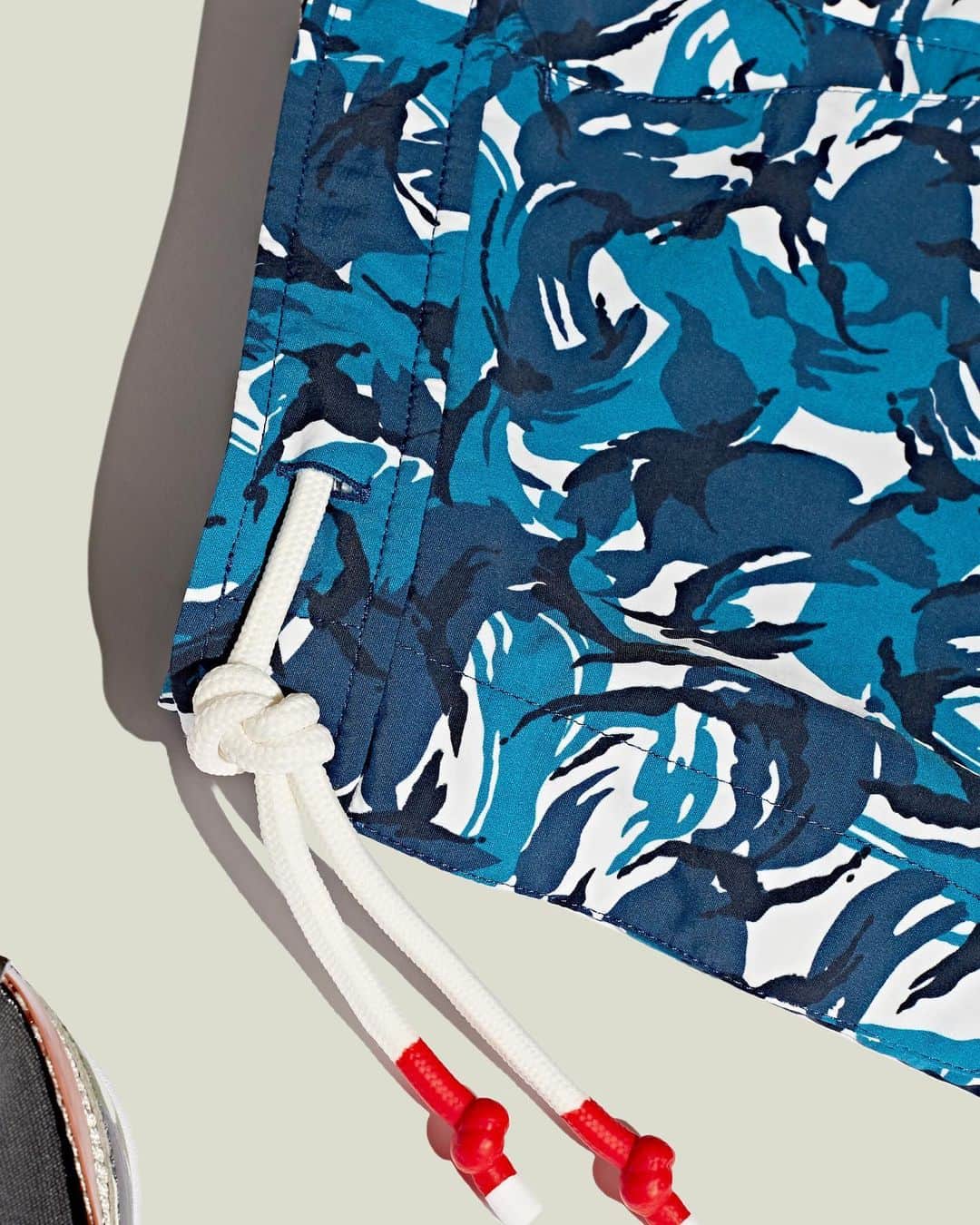 オールバーブラウンのインスタグラム：「Get an up-close look at our new Camo print demonstrated here on our Standard swim shorts (tap to shop ⤴️). Based on our signature tailored Bulldog style, with the tubular drawcord and elasticated waistband of a board short, these shorts are the ultimate style statement both in and out of the pool 💦 #OrlebarBrown #OrlebarBrown #DoseOfSun」