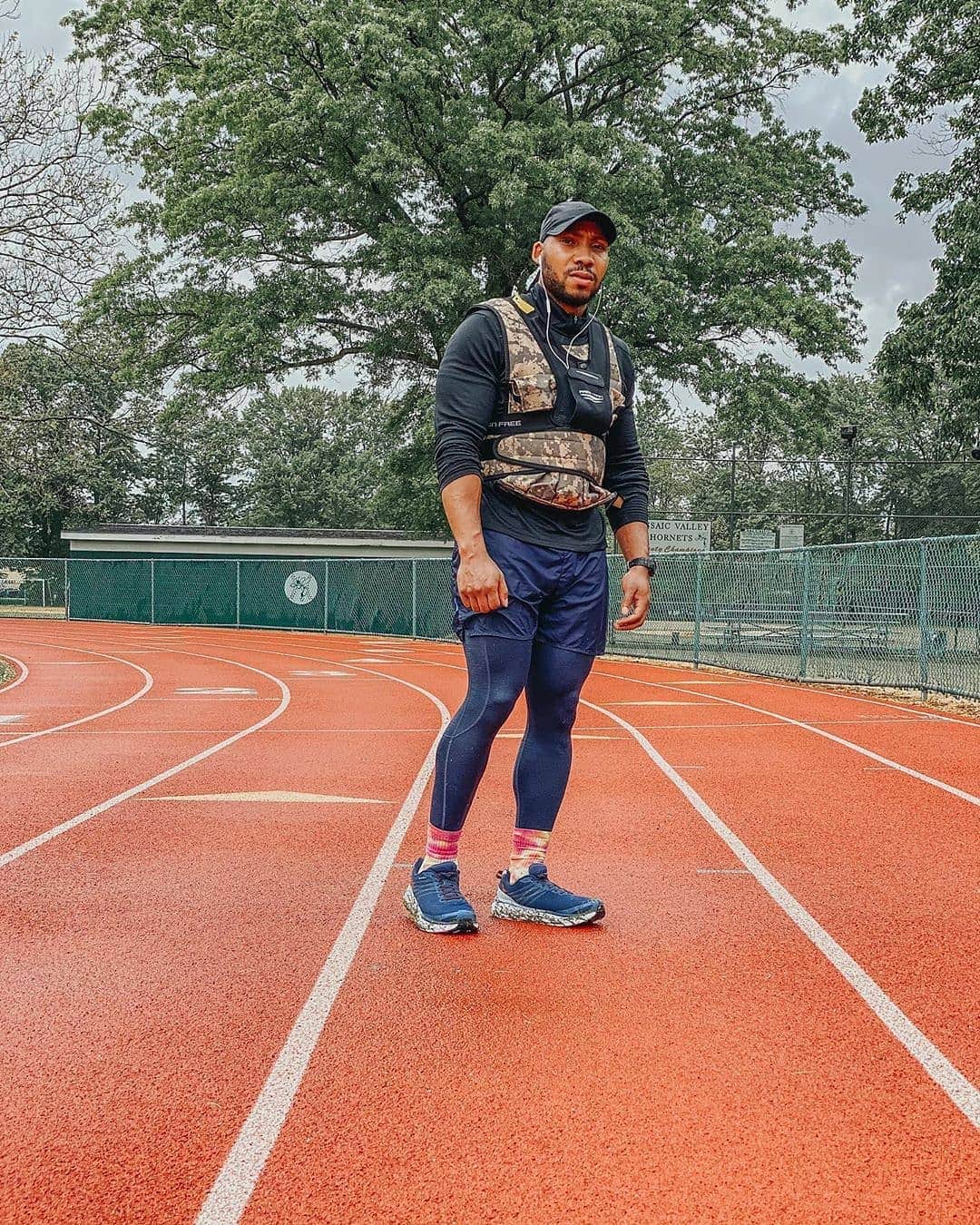ホカオネオネのインスタグラム：「Rise to the challenge. 📸 @staisean #timetofly」