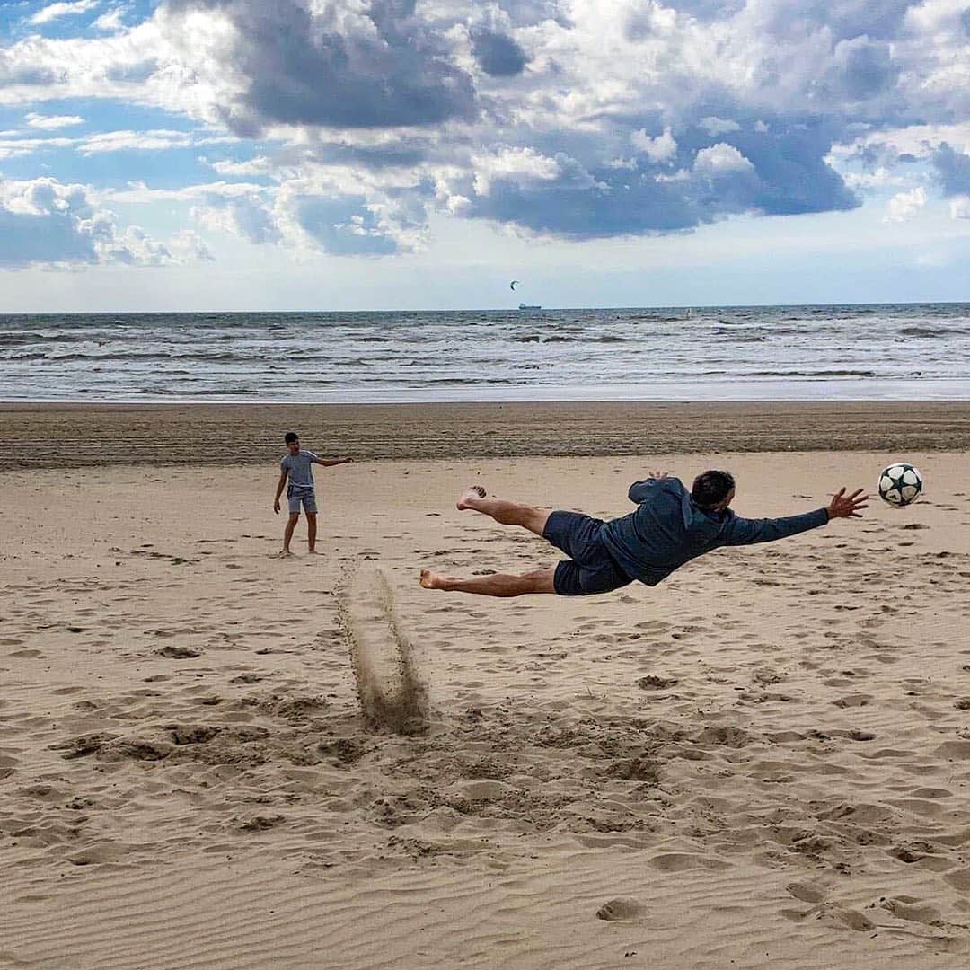 ロビン・ファン・ペルシのインスタグラム：「Goal or one of the best fingertip saves of all time?! I’ll let you decide 😉 #safehands 📸 credit to @vanpersiehorses outstanding timing 👏」