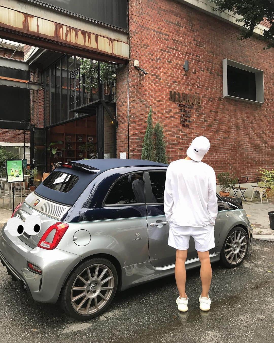 オン・ジュワンのインスタグラム：「마스코트가 있는 카페~ 잘 웃어주는 아기 마스코트🍼 #마크69」