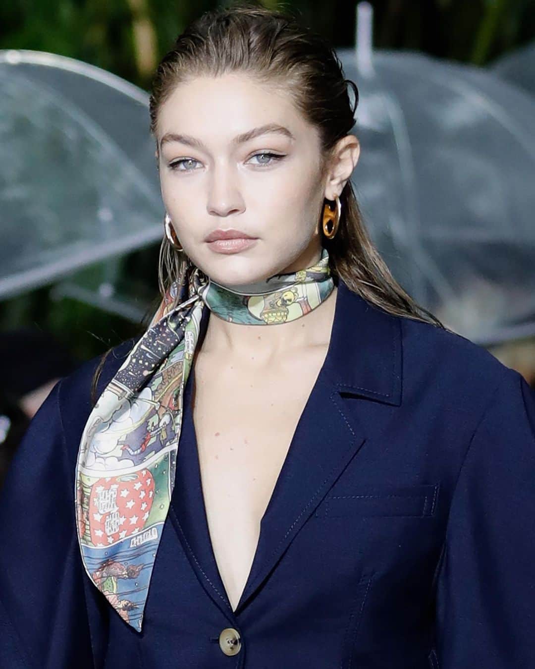Fashion Weekのインスタグラム：「Riviera chic! @gigihadid on the @lanvinofficial September 2019 #pfw runway. For their newly released spring 2021 presentation, the fashion house used the historic Le Palais Idéal as the backdrop for their lookbook and short film to debut the collection. The well-tailored collection, envisioned by Lanvin's designer Bruno Siallelli, pays homage to the popular 1920s French artist Erté. See the full film on @lanvinofficial's IGTV. 📸 by @gettyimages」